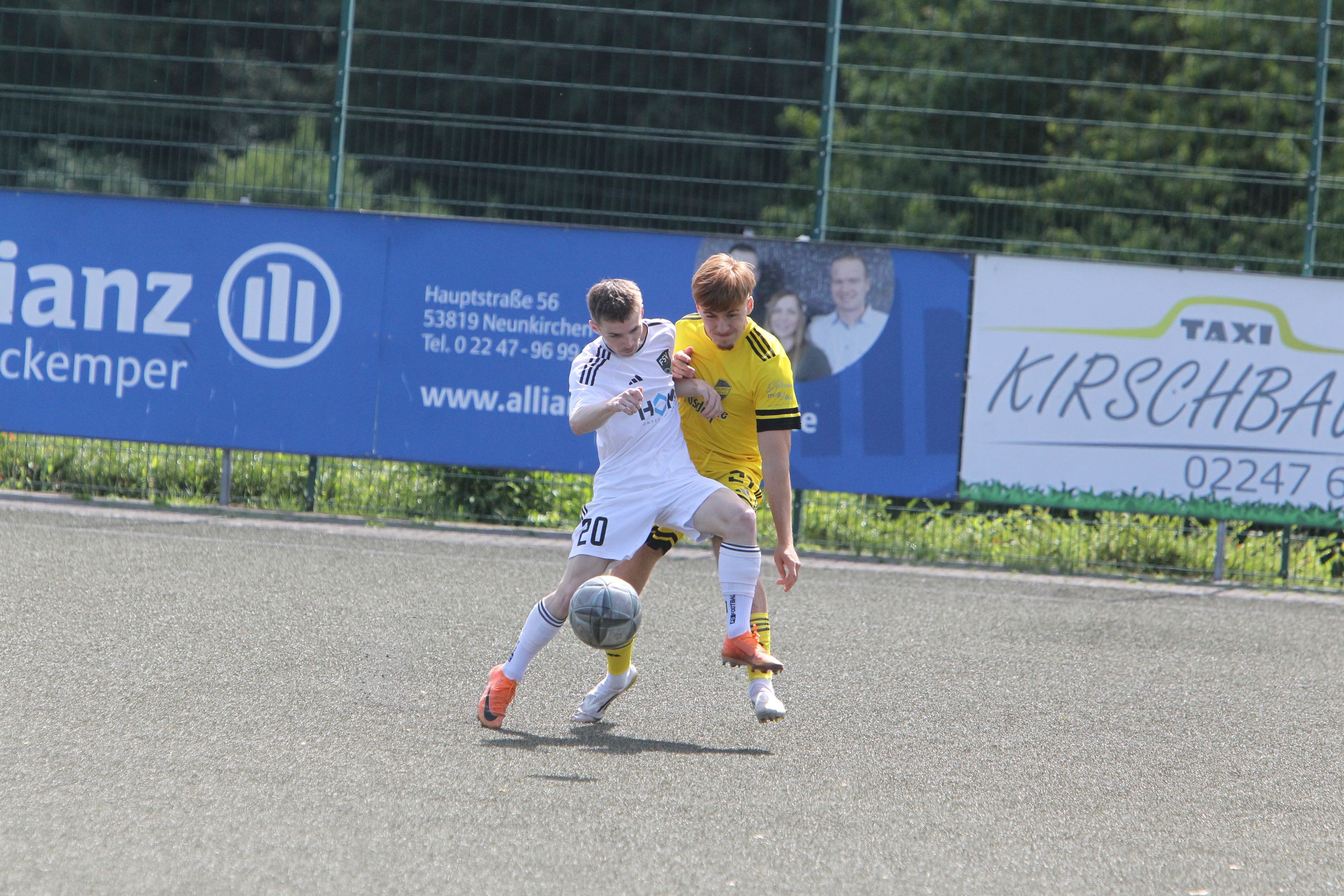 FSV-Akteur Moritz Tel (links) im Duell gegen den Spicher Nelson Compodonico.