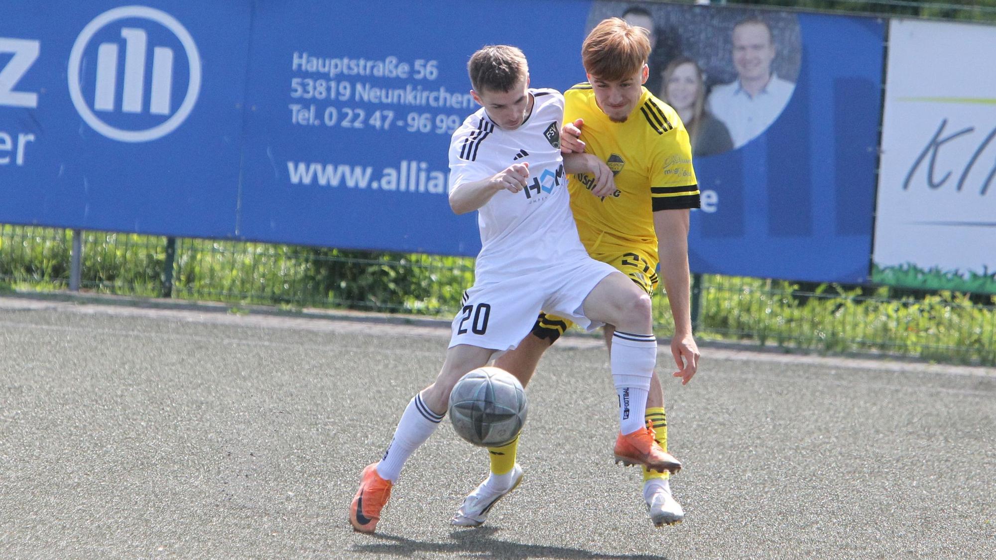 FSV-Akteur Moritz Tel (links) im Duell gegen den Spicher Nelson Compodonico.