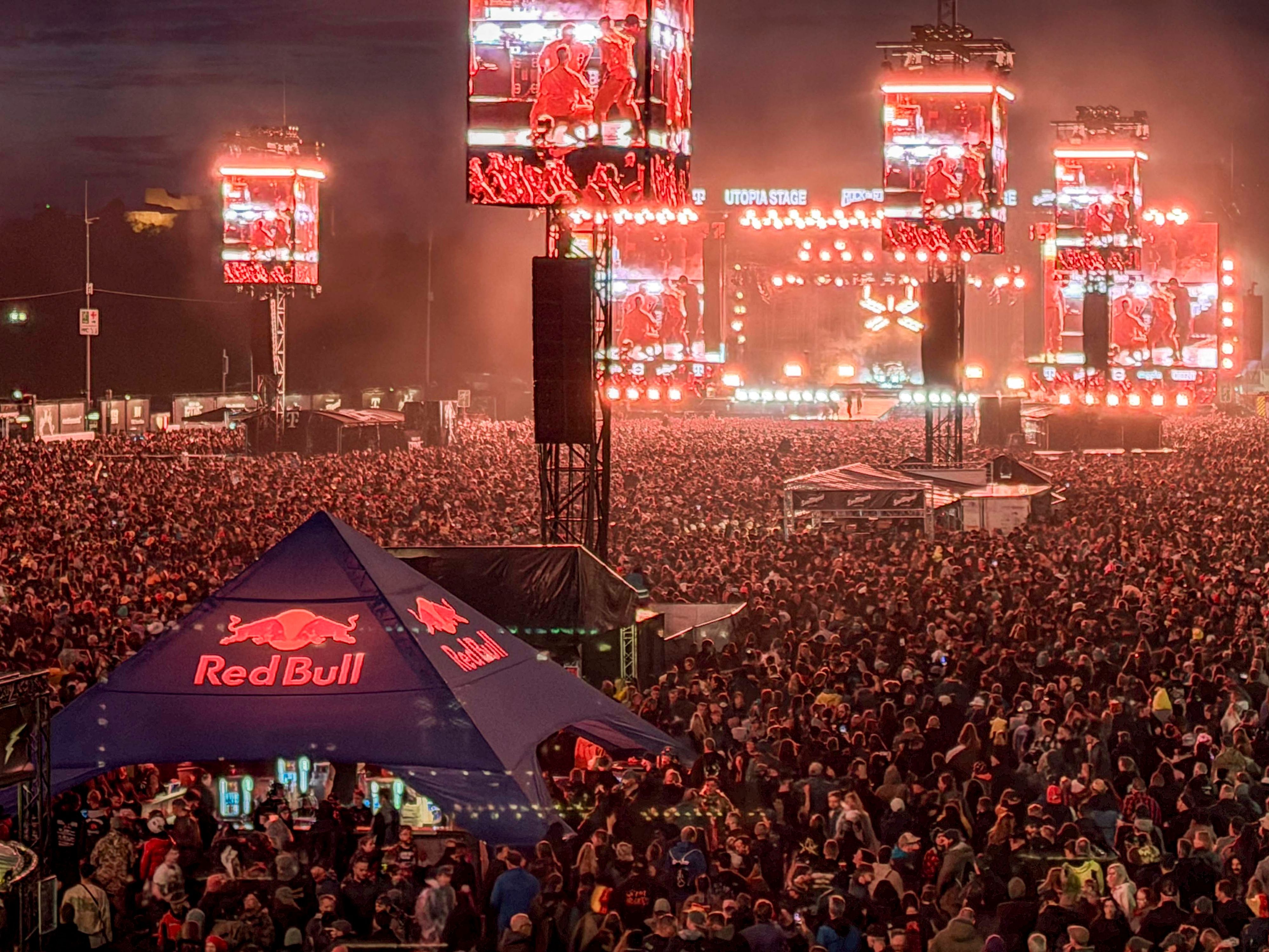 Tausende Menschen stehen beim Festival „Rock am Ring“ vor einer Bühne am Nürburgring.