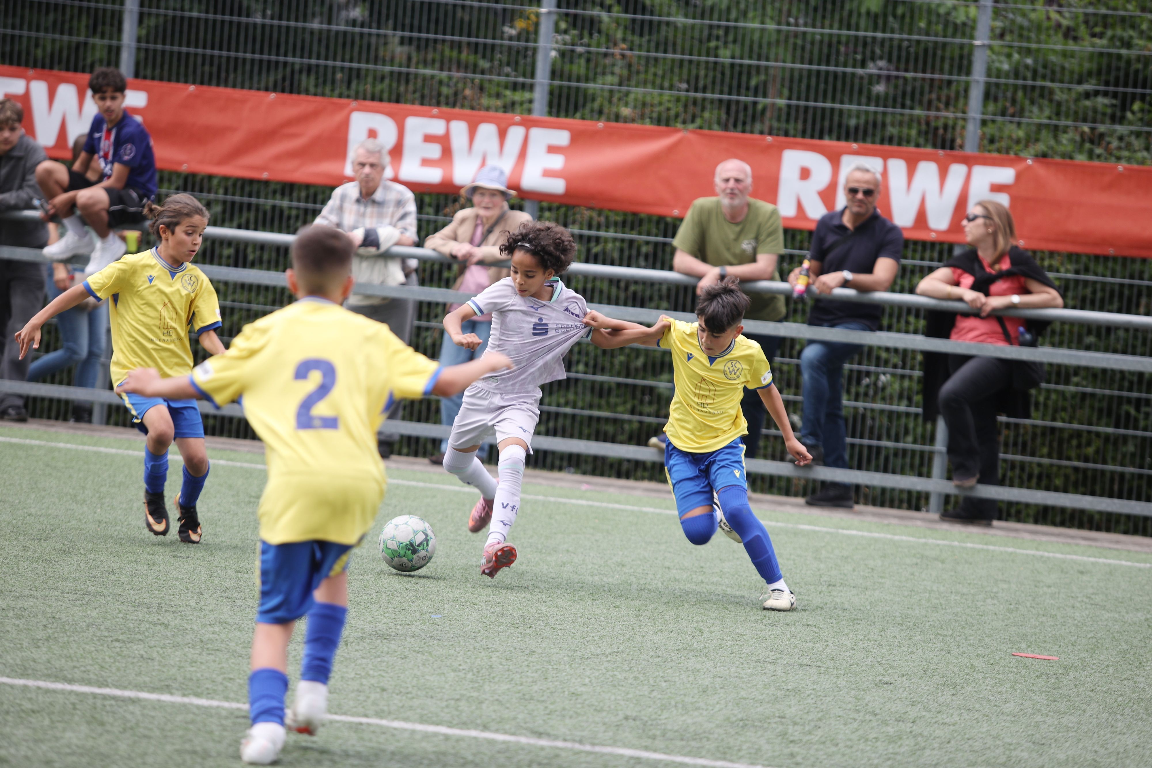 Rassige Spielsezenen gab es auf dem Gummersbacher Bernberg beim „Nick-&-Co.-Cup“ zu erleben, zum Beispeil beim U10-Spiel von SCW Köln (gelbe Trikots) gegen den VfL Bochum.