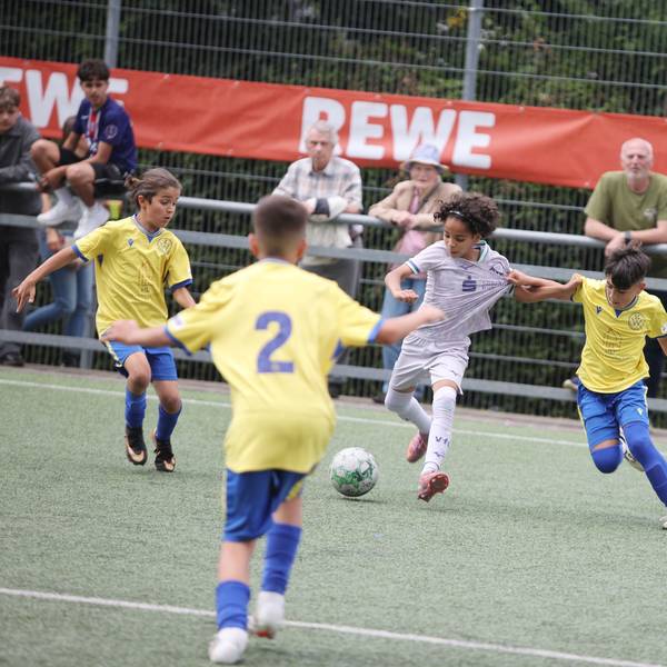 Rassige Spielsezenen gab es auf dem Gummersbacher Bernberg beim „Nick-&-Co.-Cup“ zu erleben, zum Beispeil beim U10-Spiel von SCW Köln (gelbe Trikots) gegen den VfL Bochum.