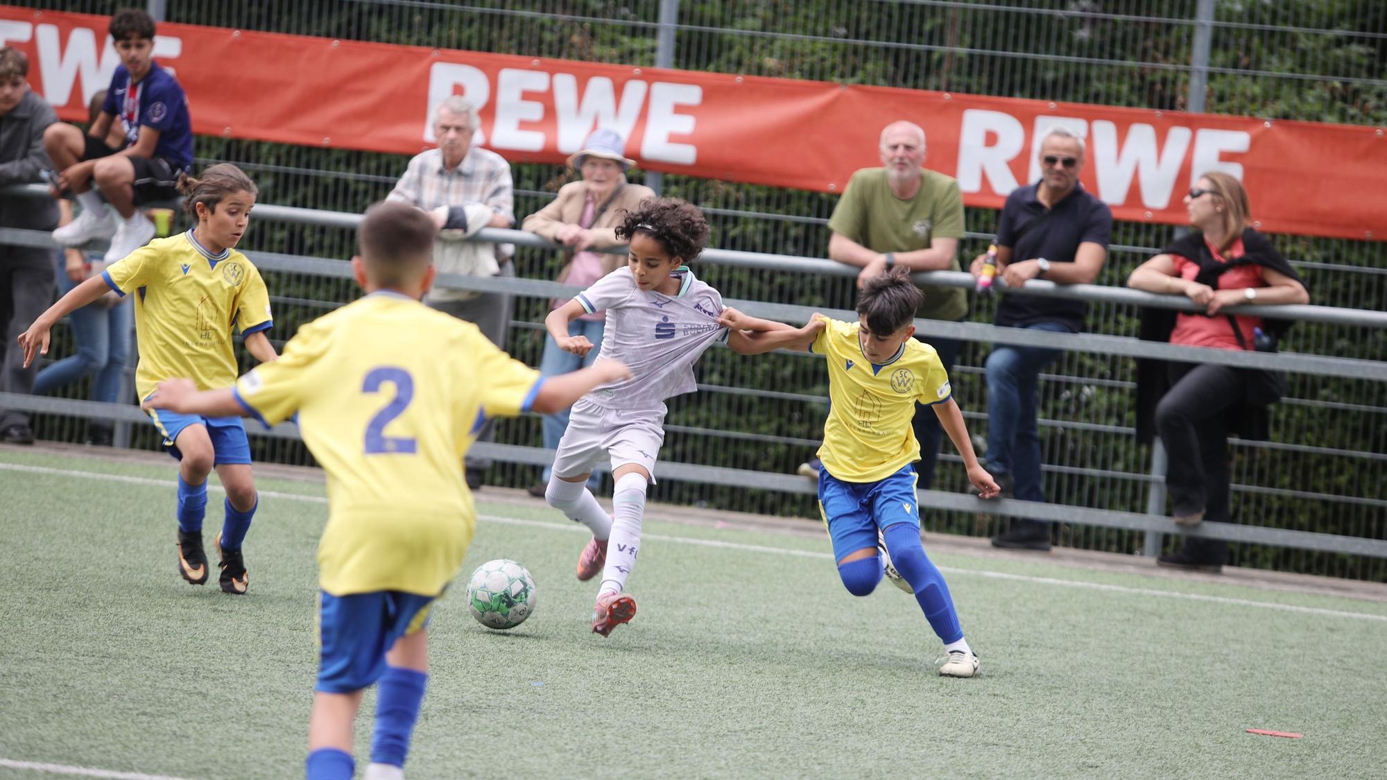 Rassige Spielsezenen gab es auf dem Gummersbacher Bernberg beim „Nick-&-Co.-Cup“ zu erleben, zum Beispeil beim U10-Spiel von SCW Köln (gelbe Trikots) gegen den VfL Bochum.