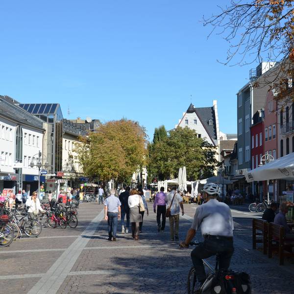 Brühls Pfund: Die intakte Fußgängerzone mit Geschäften und Gastronomie.