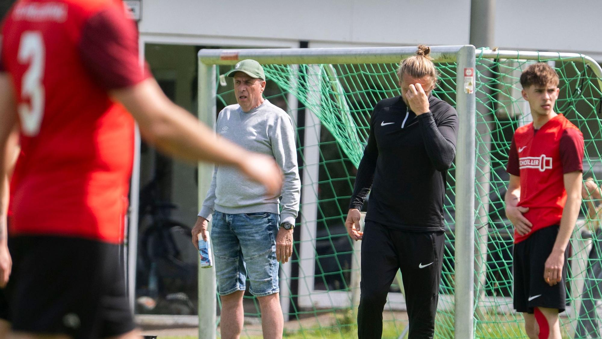 Trainer Thomas Valtinke hält sich die Hans vors Gesicht.
