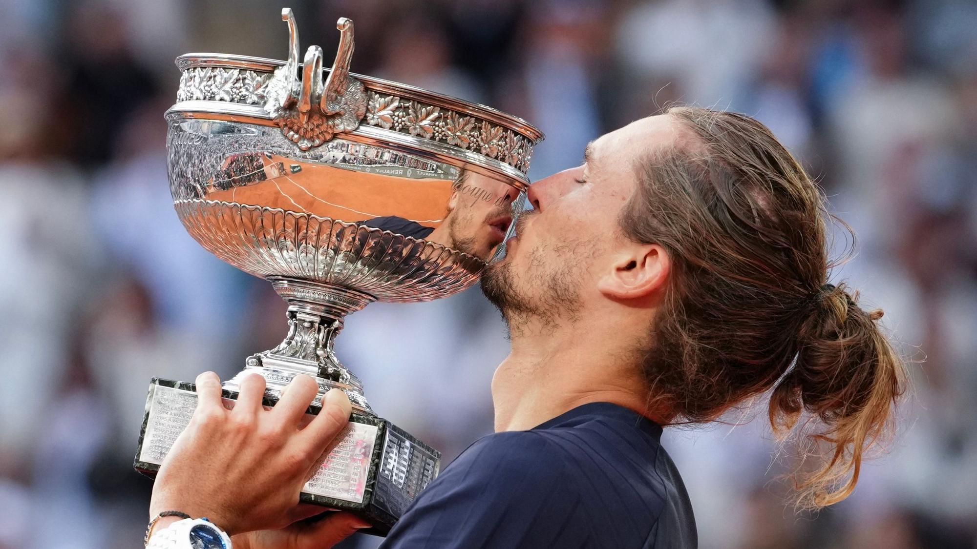 Alexander Zverev gewinnt das Finale der French Open und küsst die Trophäe.