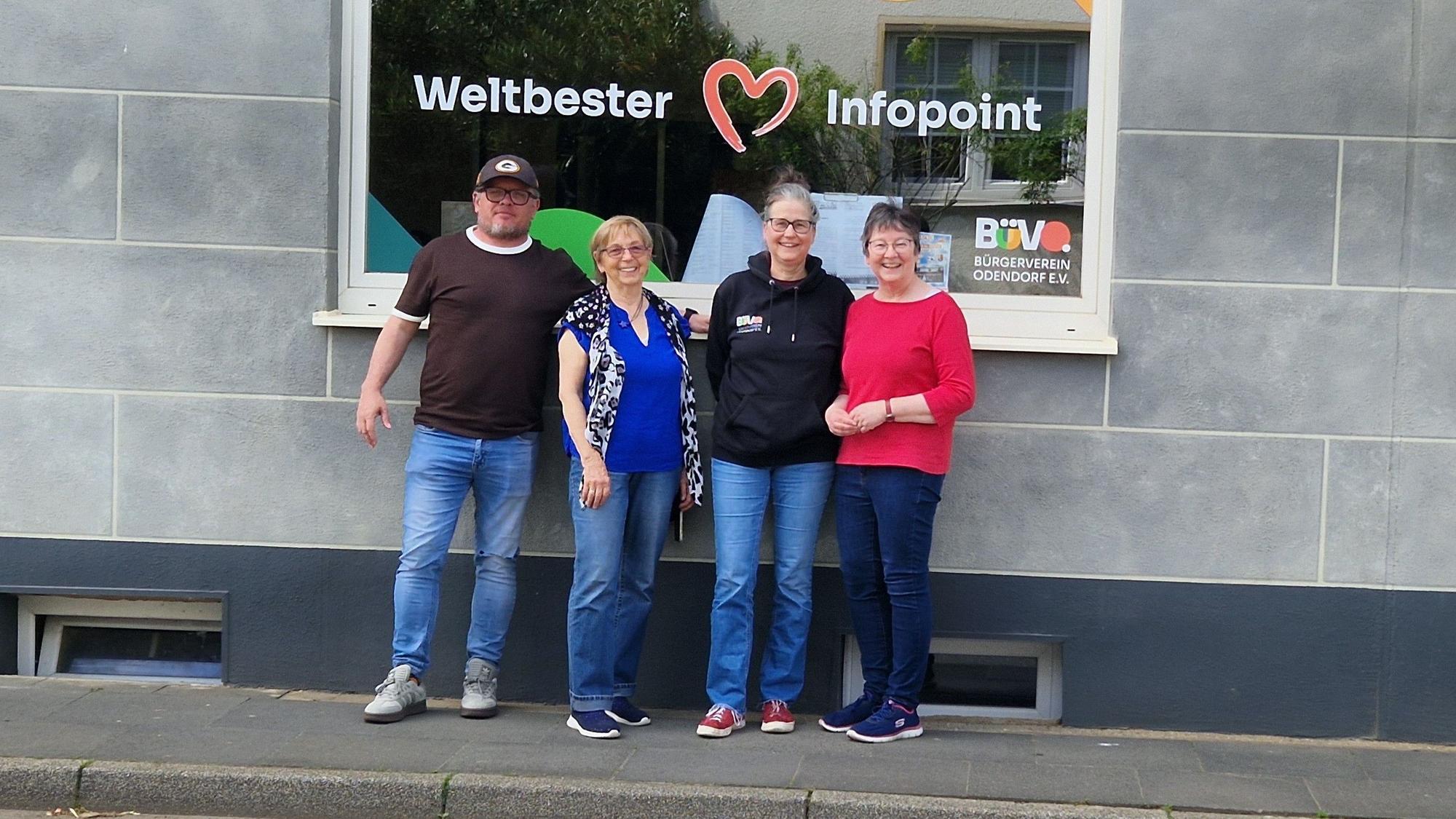 die AWO Swisttal unterstützt den Infopoint in Odendorf
Foto v.l.n.r.: Kai Imsande, Maria Gleißner, Dr. Arletta Kösling, Gisela Hein