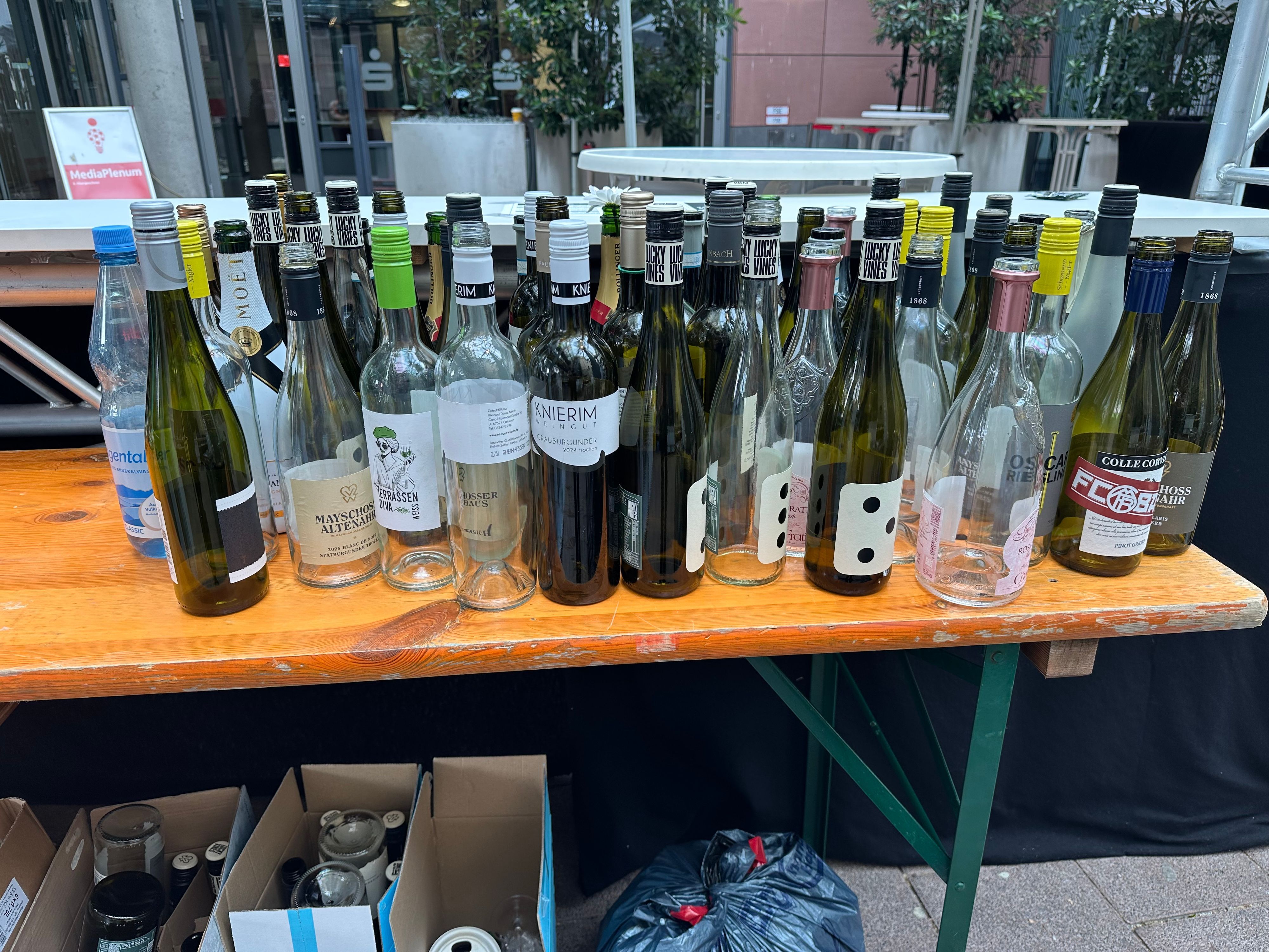 Am nächsten Morgen: Im S-Caré wurde so manche Flasche Wein in fröhlicher Runde geleert.