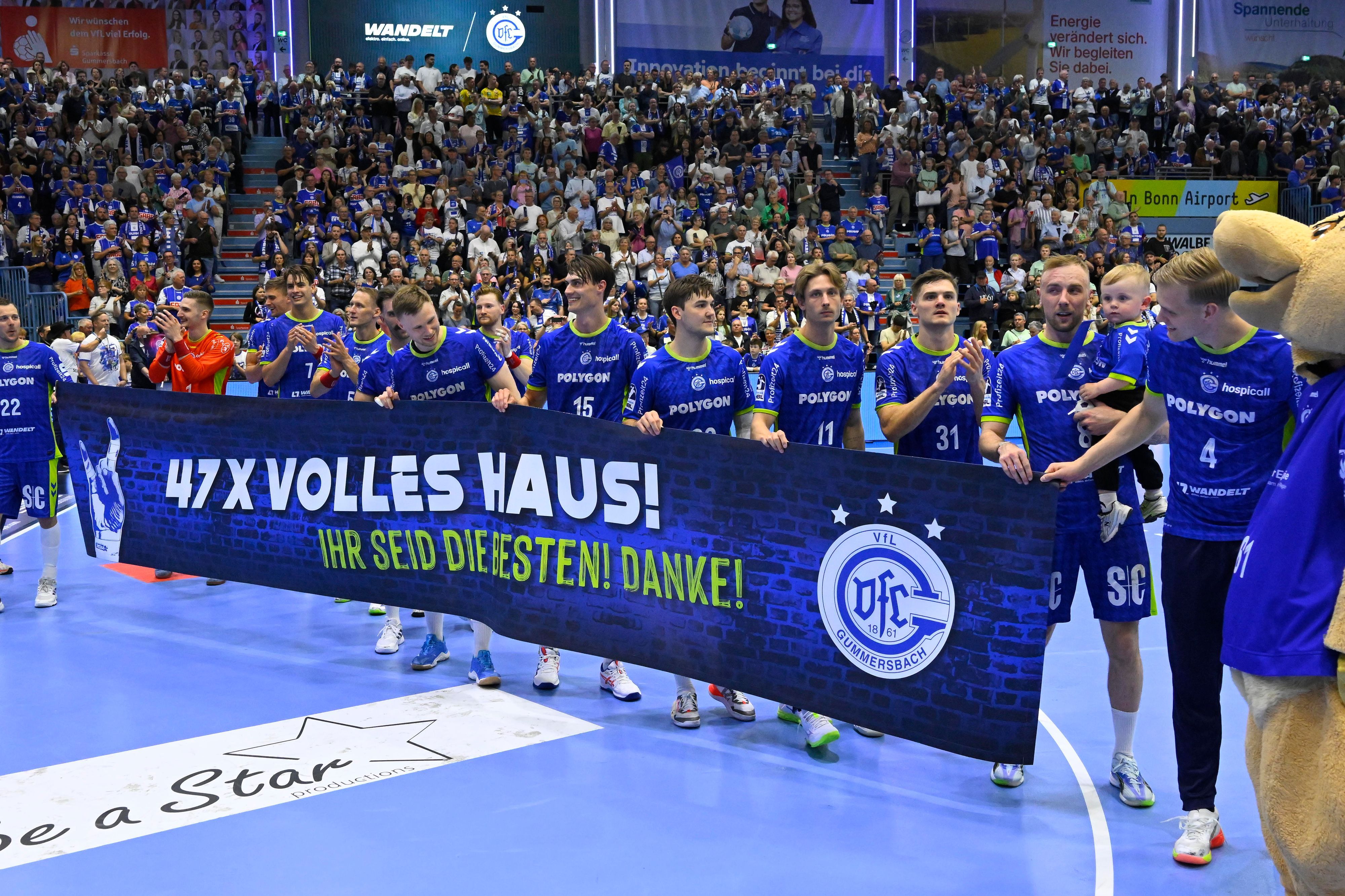 Bilder einer Handballmannschaft mit einem Transparent