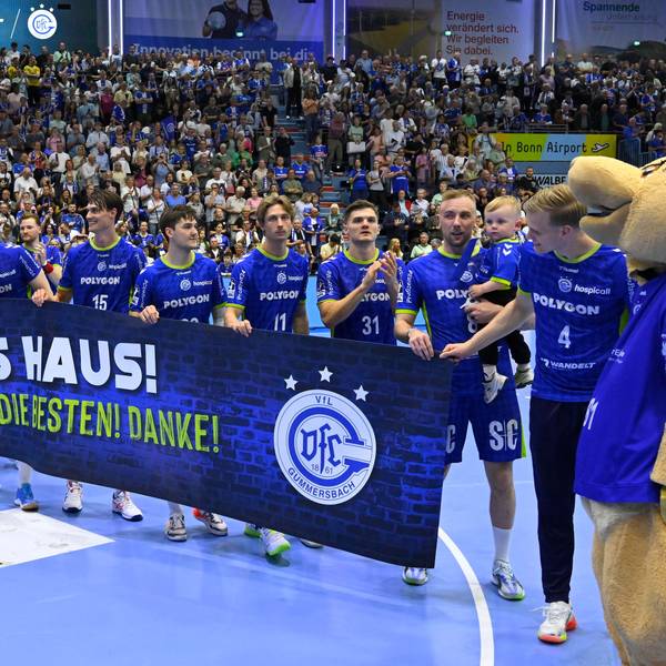Bilder einer Handballmannschaft mit einem Transparent
