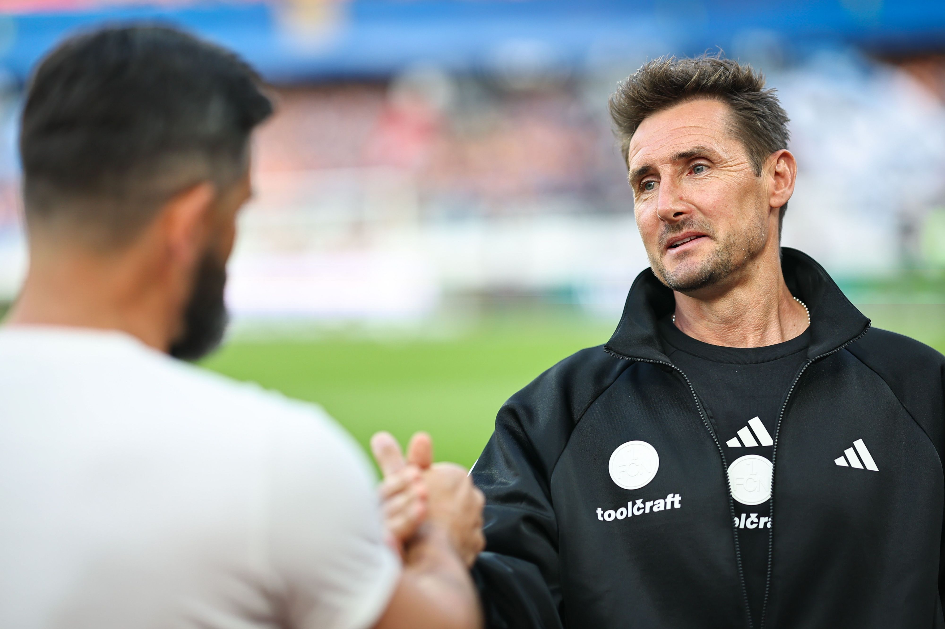 ARCHIV - 09.05.2026, Bayern, Nürnberg: Fußball, Männer: 2. Bundesliga, 1. FC Nürnberg - FC Schalke 04, 33. Spieltag, Max-Morlock-Stadion. Die Trainer Trainer Miroslav Klose (r, 1. FC Nürnberg) und Miron Muslic (FC Schalke 04) stehen vor Spielbeginn auf dem Platz. (zu dpa: «Dritter Neuzugang für Klose und Nürnberg») Foto: Daniel Karmann/dpa +++ dpa-Bildfunk +++