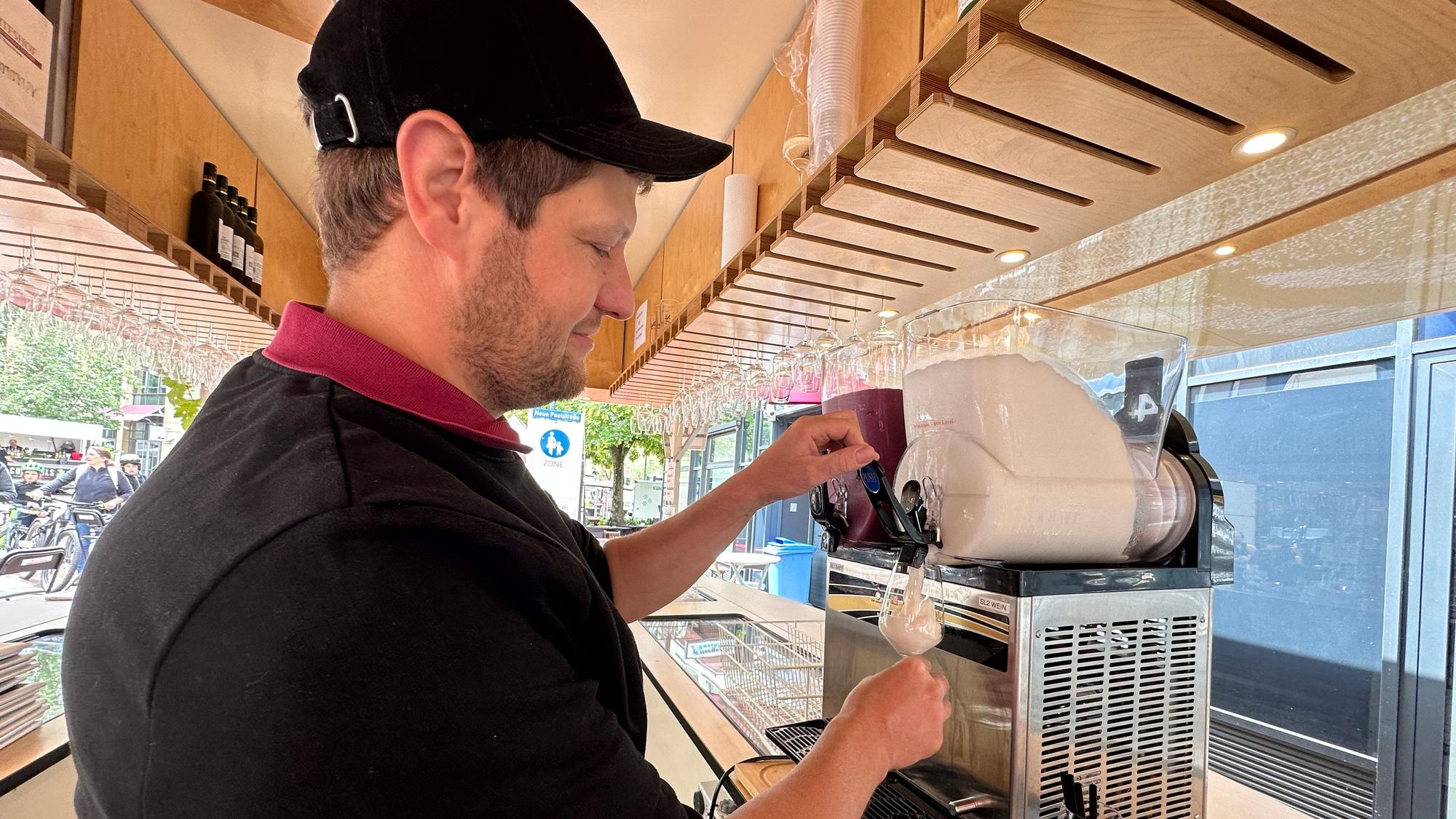 Zuerst die weiße Scheurebe, dann der rote Dornfelder. Winzermeister Eric Gröhl vom Weingut Merteshof mit dem neuen Trendgetränk aus der Slush-Maschine: Frozen Wine