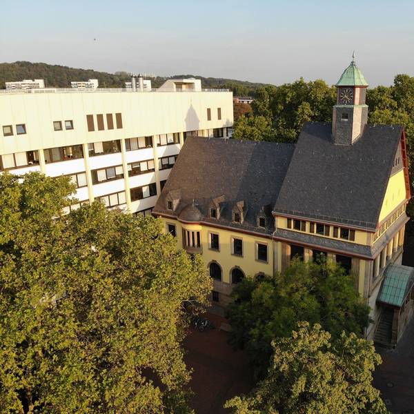 Auf dem Bild ist ein Luftbild der Rathäuser in Frechen zu sehen.