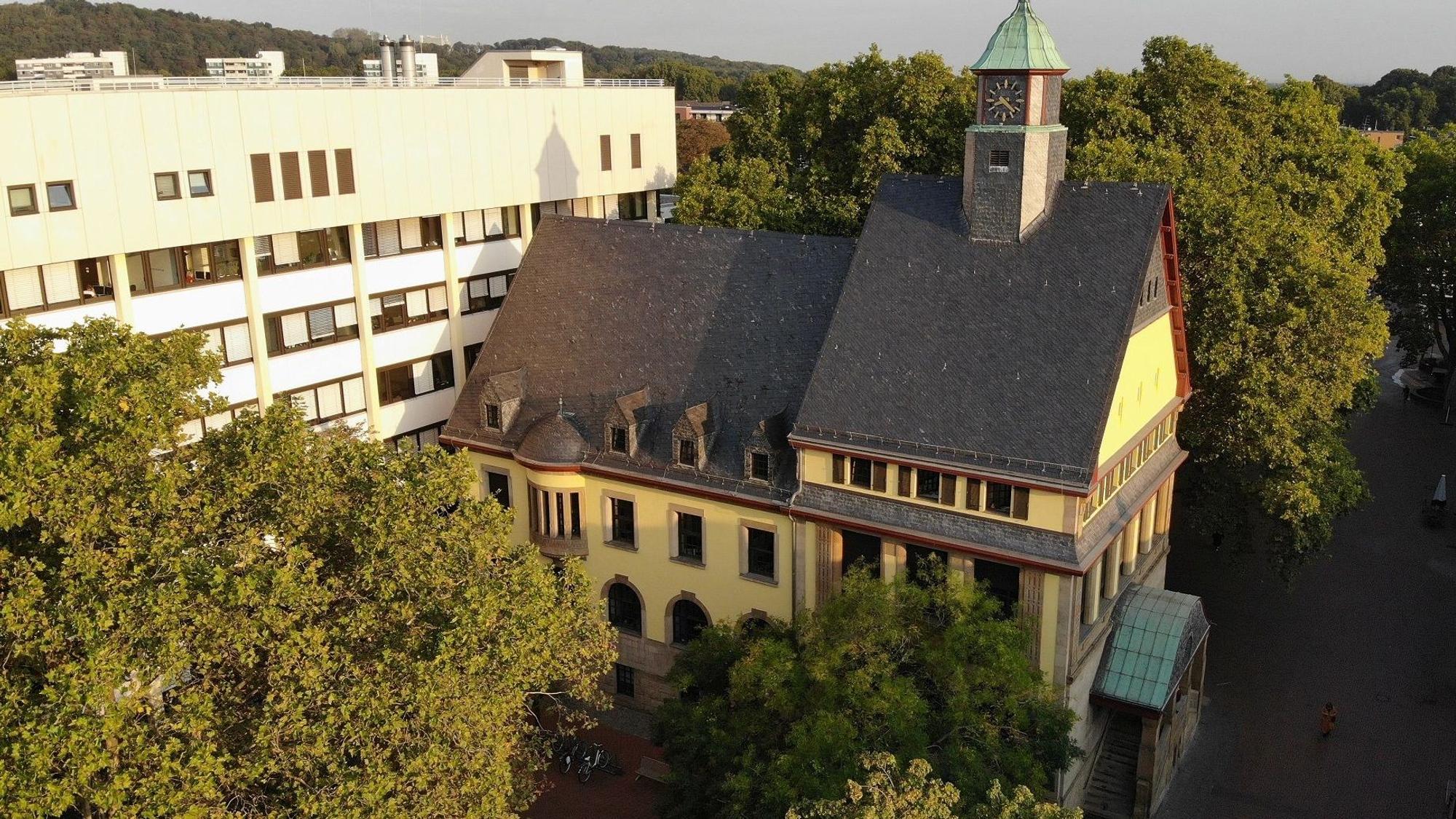 Auf dem Bild ist ein Luftbild der Rathäuser in Frechen zu sehen.