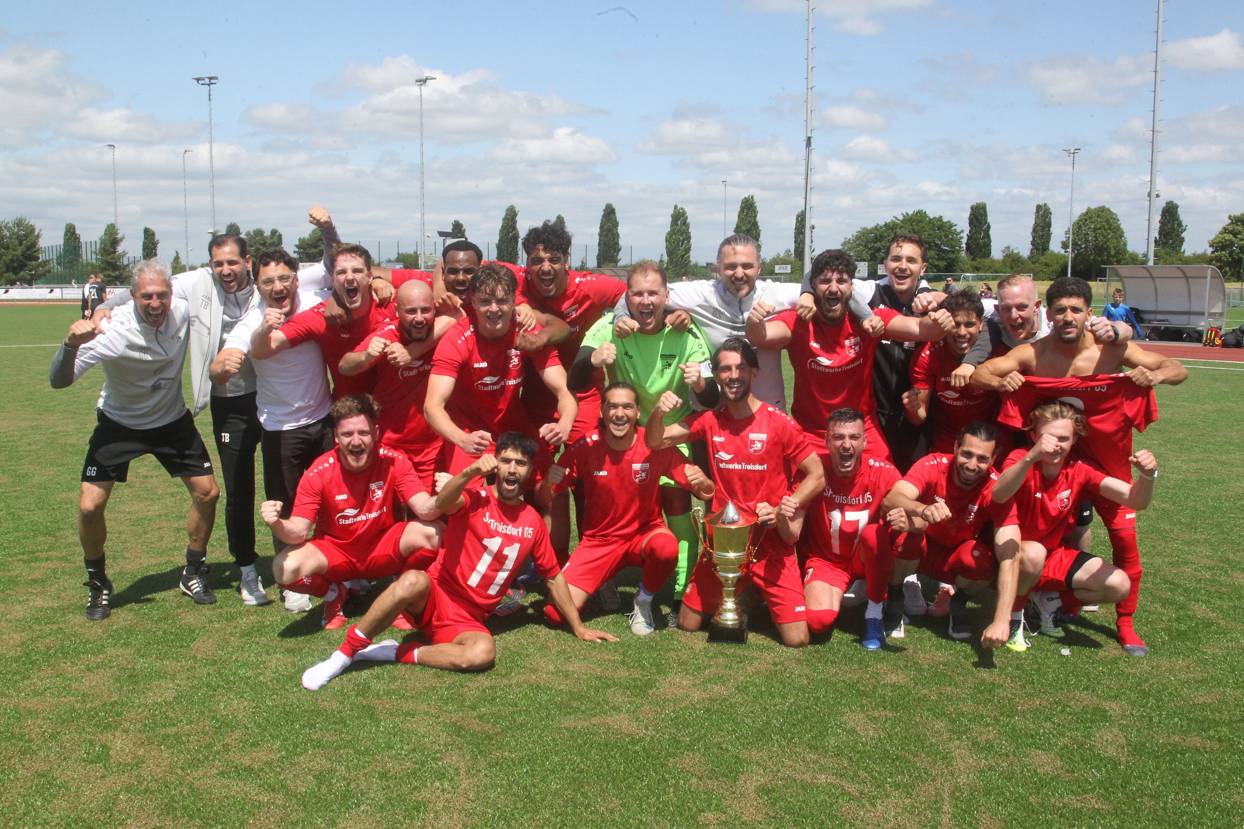 Die Sportfreunde Troisdorf 05 feierten mit einem 9:0-Kantersieg beim TuS Mondorf II den Meistertitel im Kreisoberhaus.