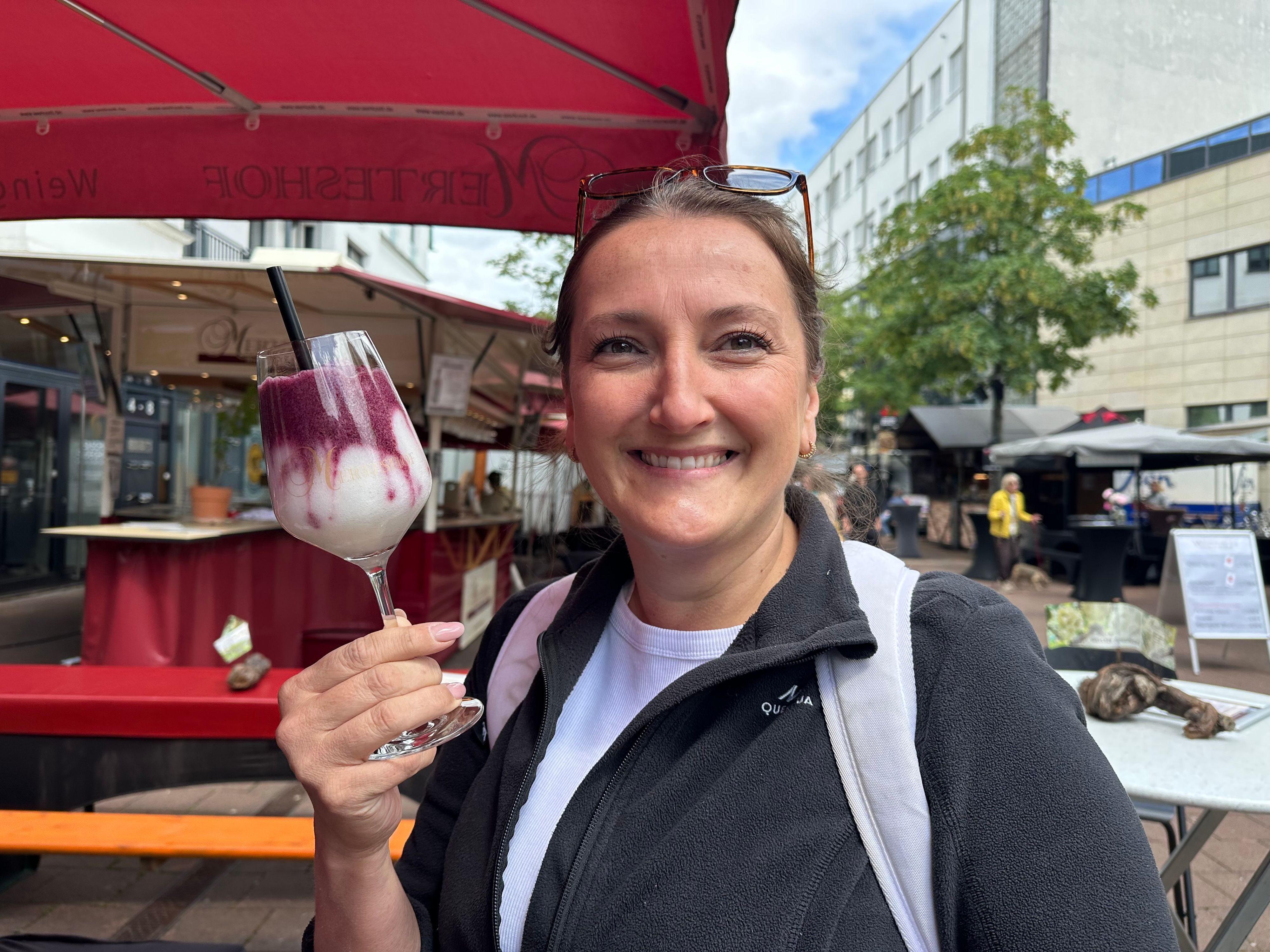 Weinfest in Siegburg, Katharina Martina aus Königswinter ist vom Frozen Wine begeistert.