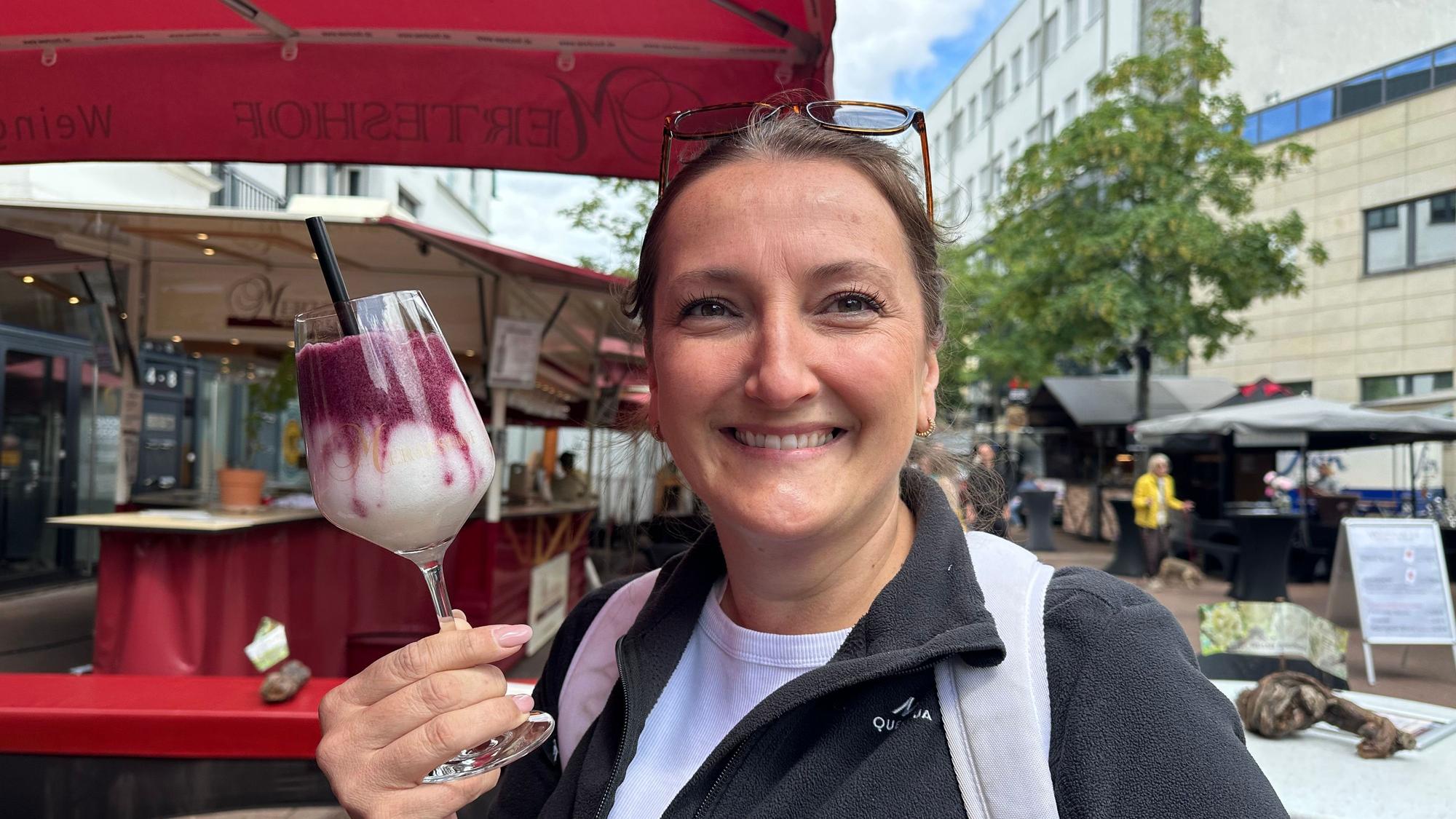 Weinfest in Siegburg, Katharina Martina aus Königswinter ist vom Frozen Wine begeistert.