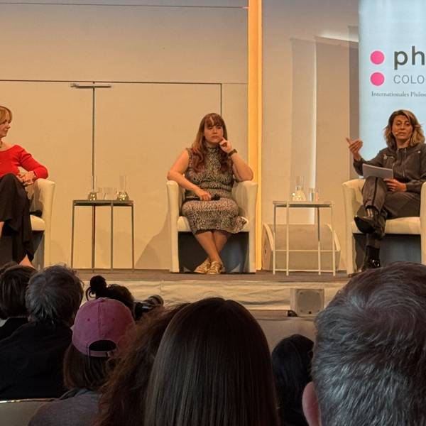 Diskussion zum Thema „Feindbild Frau“ bei der Phil.Cologne am Sonntag mit Ingrid Brodnig, Kristina Lunz, Ricarda Lang und Moderatorin Stephanie Rohde (v.l.n.r.).