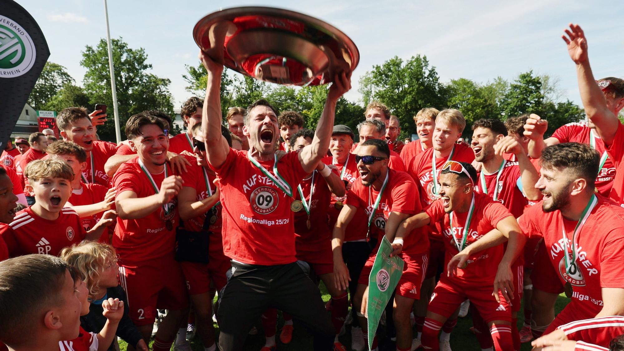 SV 09-Trainer Kevin Kruth jubelt mit der Meisterschale.