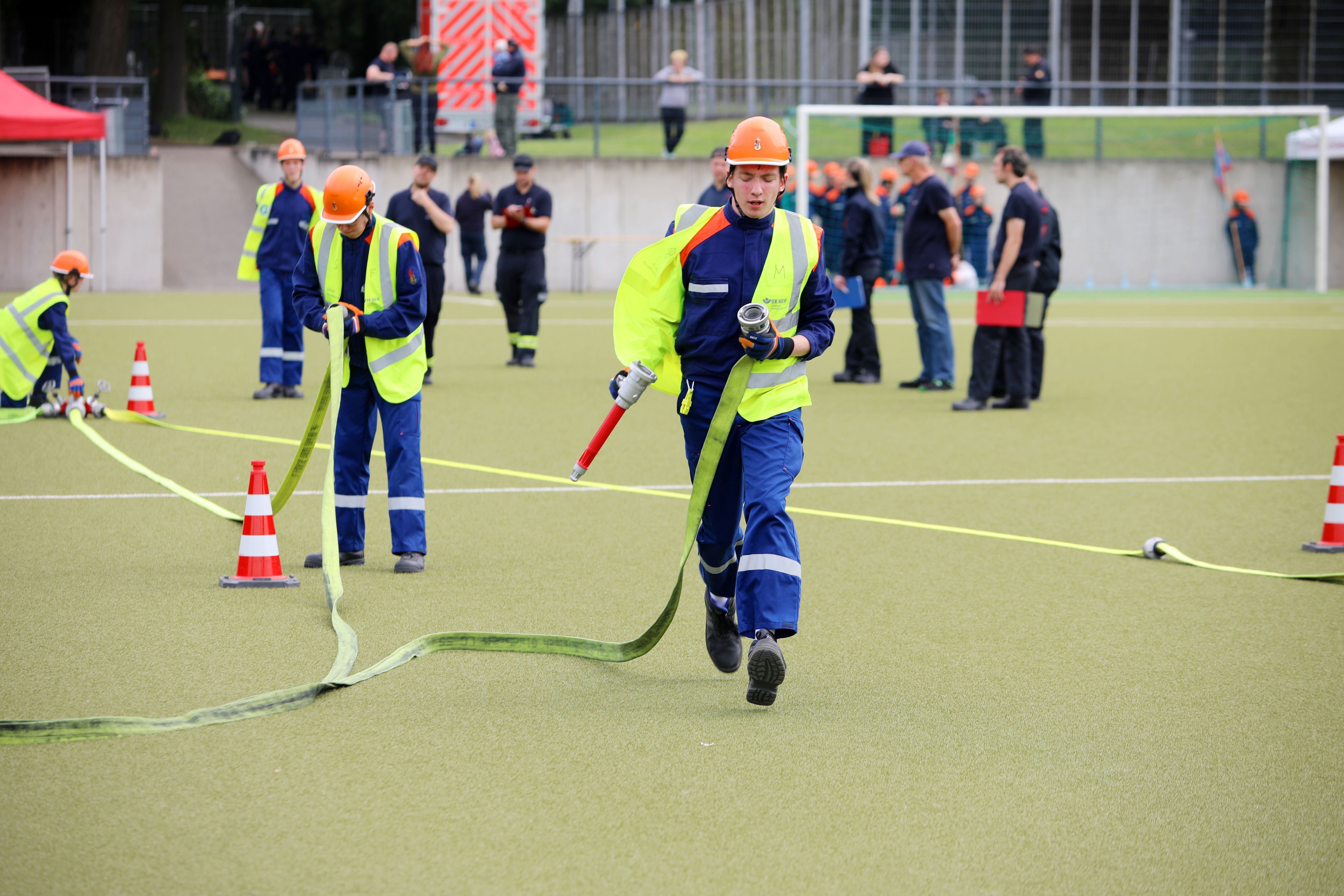 Jugendfeuerwehrleute bauen beim Wettbewerb zur Leistungsspange einen Löschangriff auf.