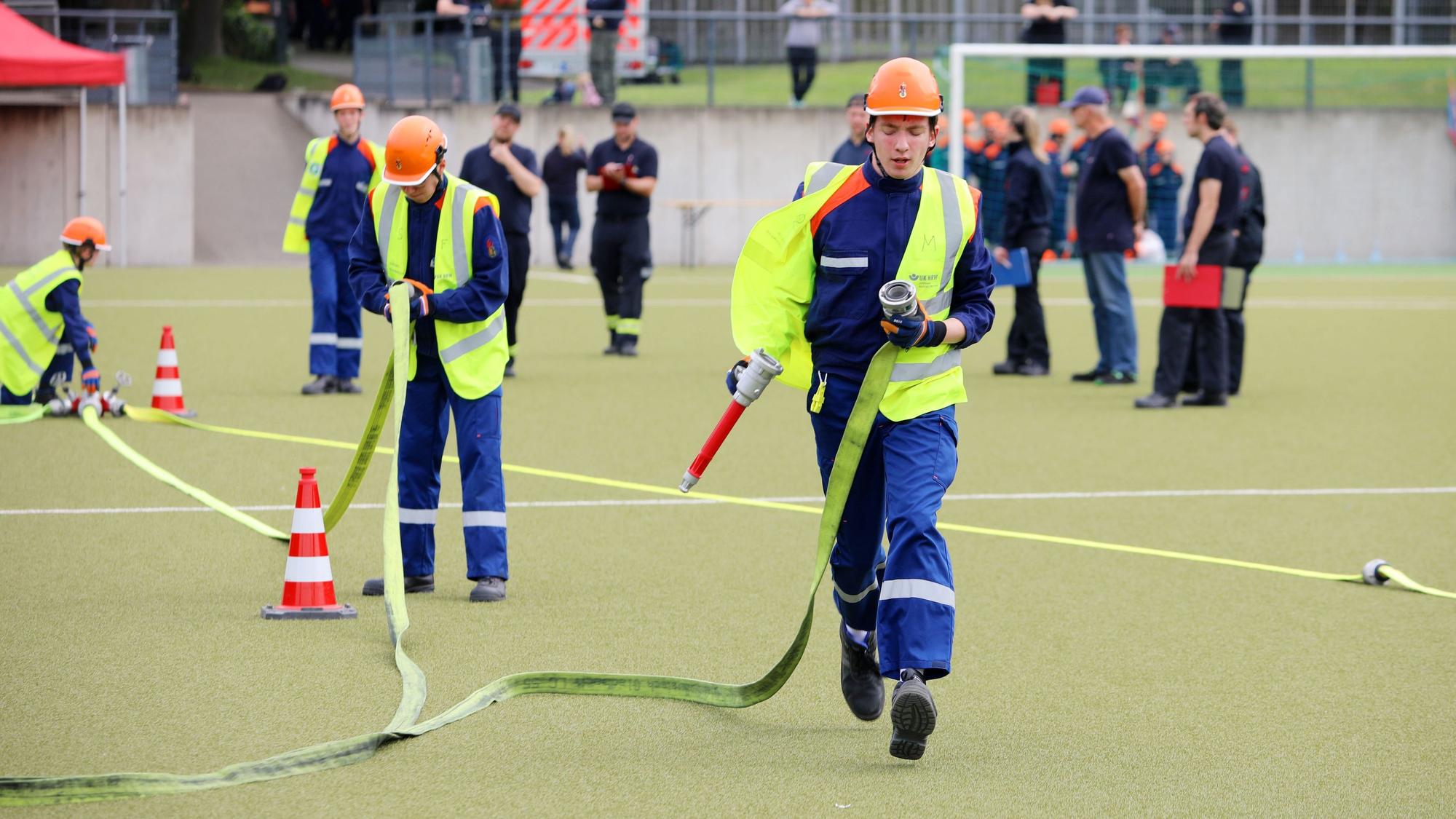 Jugendfeuerwehrleute bauen beim Wettbewerb zur Leistungsspange einen Löschangriff auf.