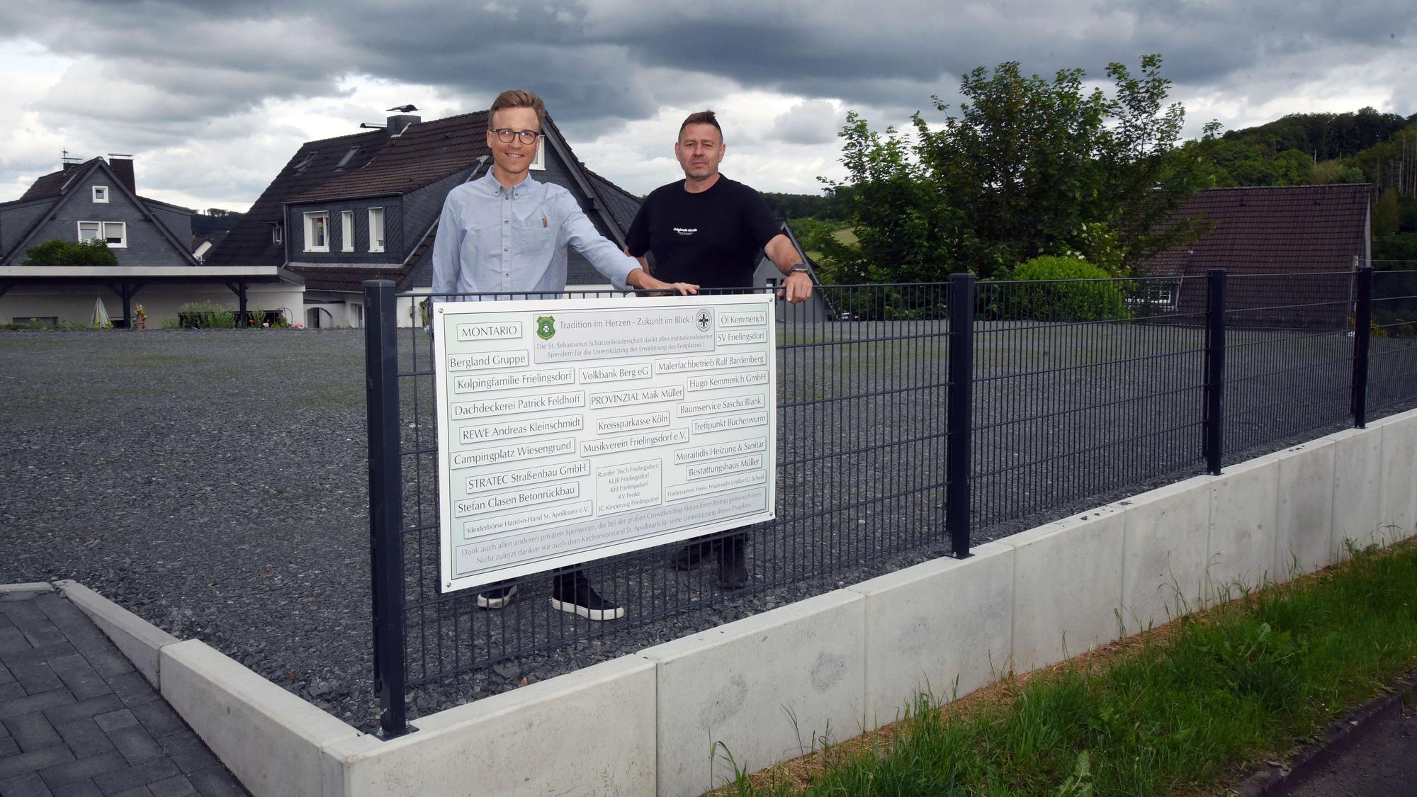 Stabil genug für Fahrgeschäfte ist die Schotterwiese am Parkplatz hinter St. Apollinaris, erläutern Sascha Blank (l.) und Torben Sauermann.