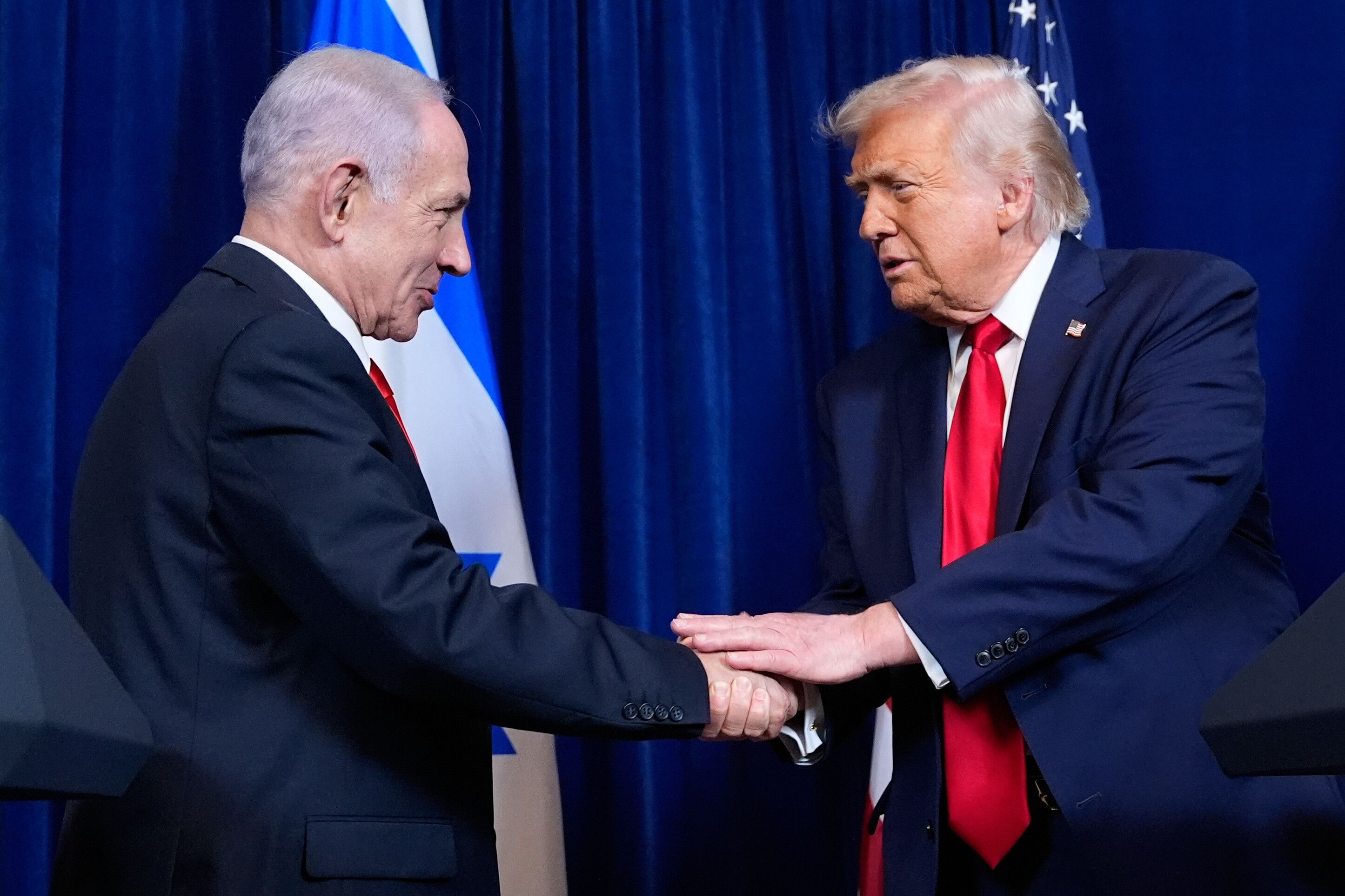 US-Präsident Donald Trump (r) gibt dem israelischen Ministerpräsidenten Benjamin Netanjahu während einer gemeinsamen Pressekonferenz in Mar-a-Lago die Hand. (Archivbild)
