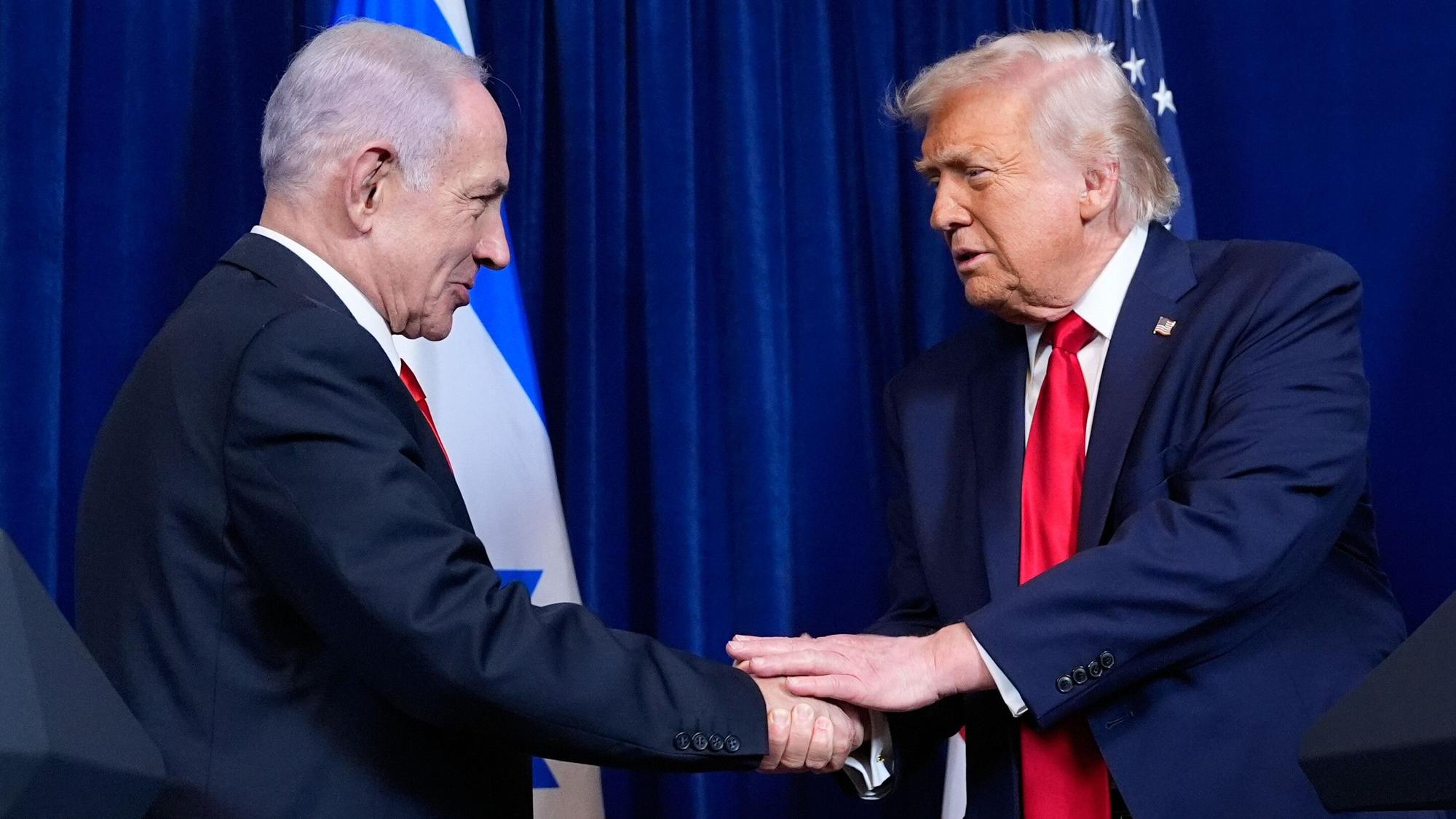 US-Präsident Donald Trump (r) gibt dem israelischen Ministerpräsidenten Benjamin Netanjahu während einer gemeinsamen Pressekonferenz in Mar-a-Lago die Hand. (Archivbild)