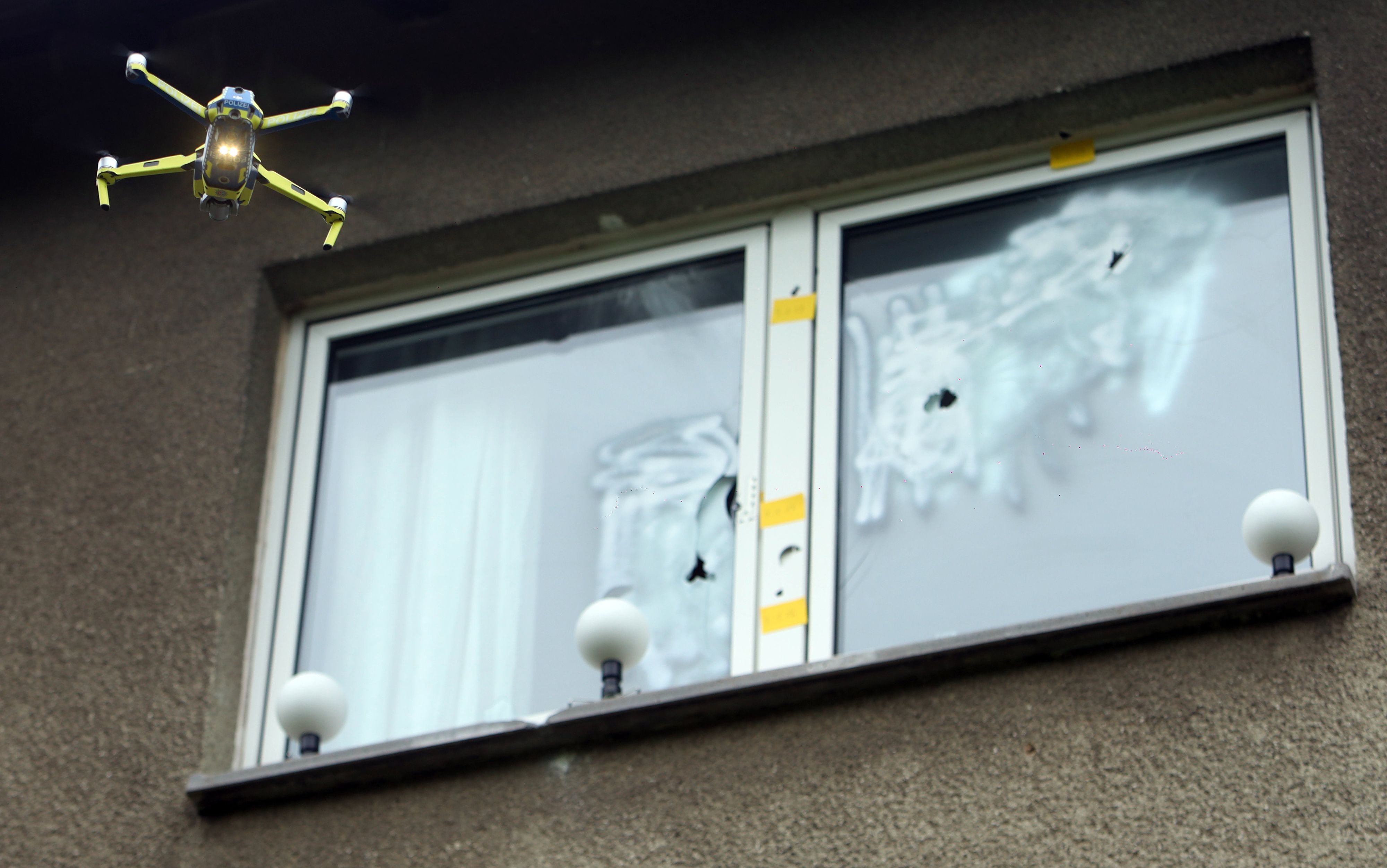 Unbekannte haben in der Nacht zu Montag Schüsse auf ein Mehrfamilienhaus in Bilderstöckchen abgegeben.