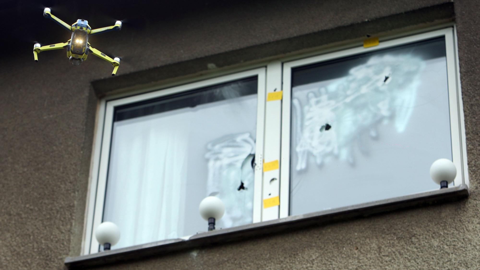 Unbekannte haben in der Nacht zu Montag Schüsse auf ein Mehrfamilienhaus in Bilderstöckchen abgegeben.