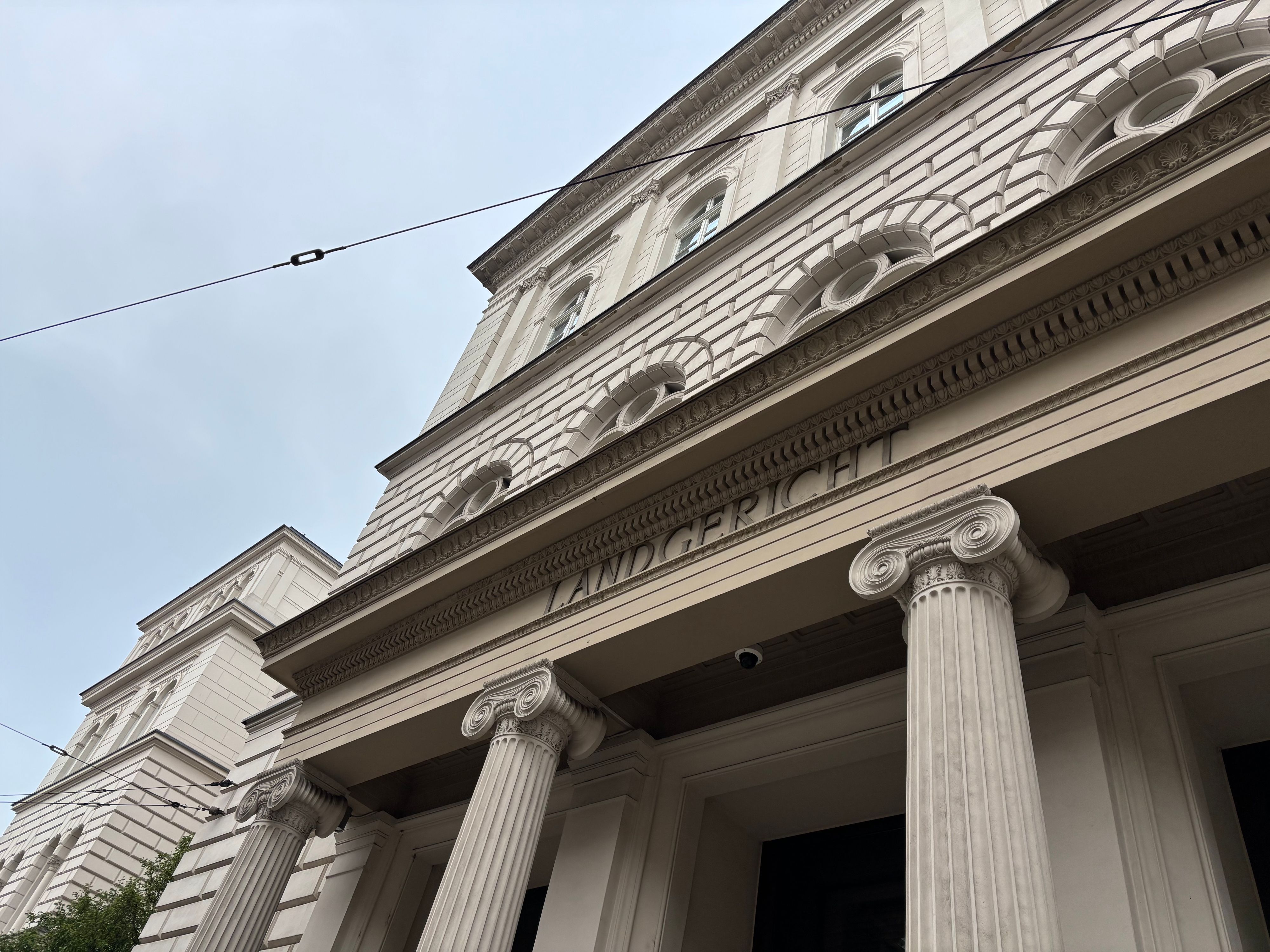 Das Bild zeigt einen Teil der Fassade des Bonner Landgerichts.