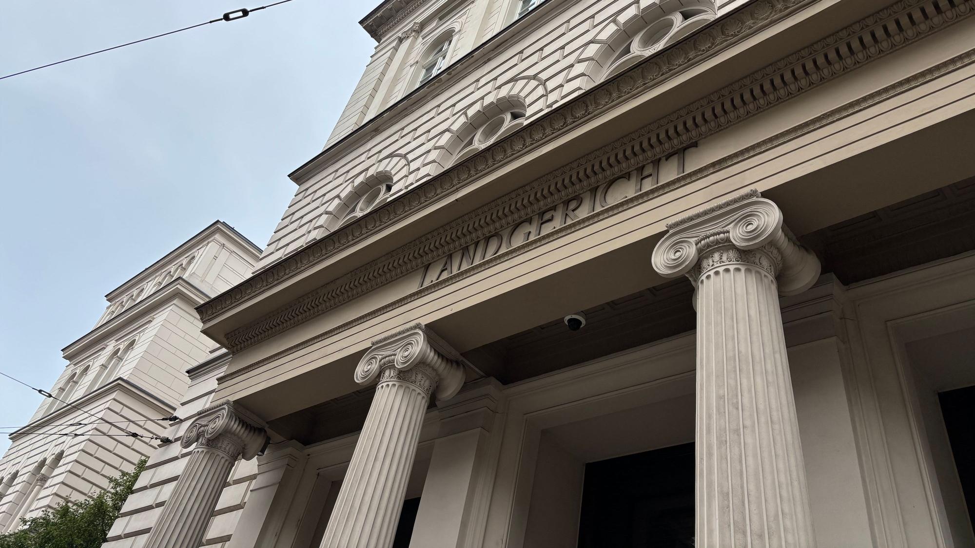 Das Bild zeigt einen Teil der Fassade des Bonner Landgerichts.