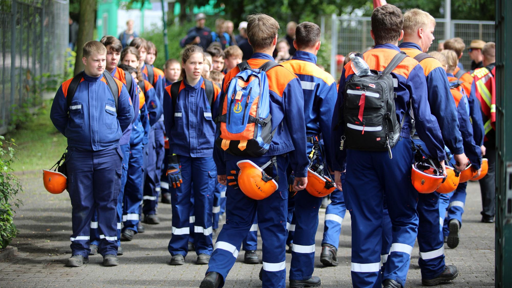 Jugendfeuerwehrleute aus Overath marschieren am Tag des Leistungspange-Wettbewerbs von Station zu Station durch das Bergisch Gladbacher Stadiongelände.