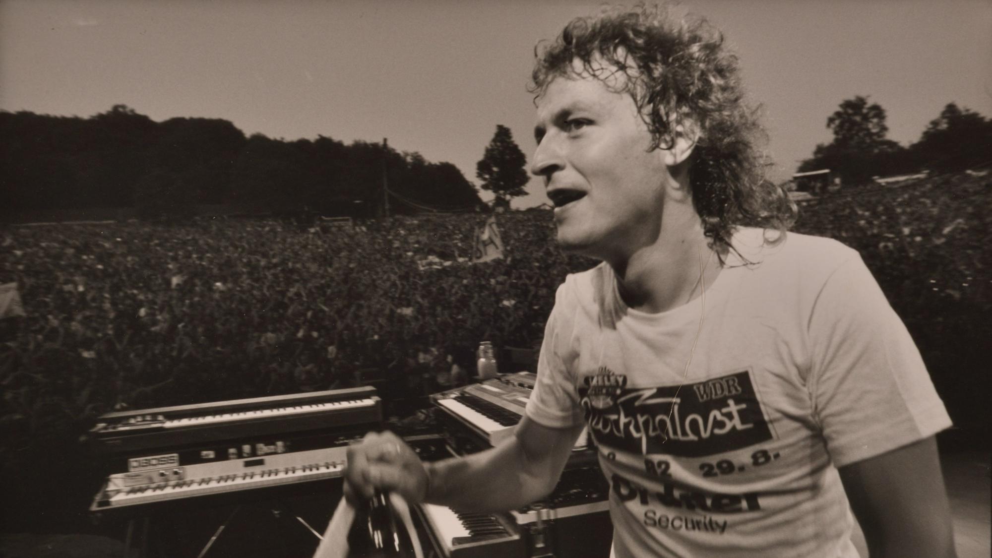 Wolfgang Niedecken 1982 beim legendären Auftritt auf der Loreley