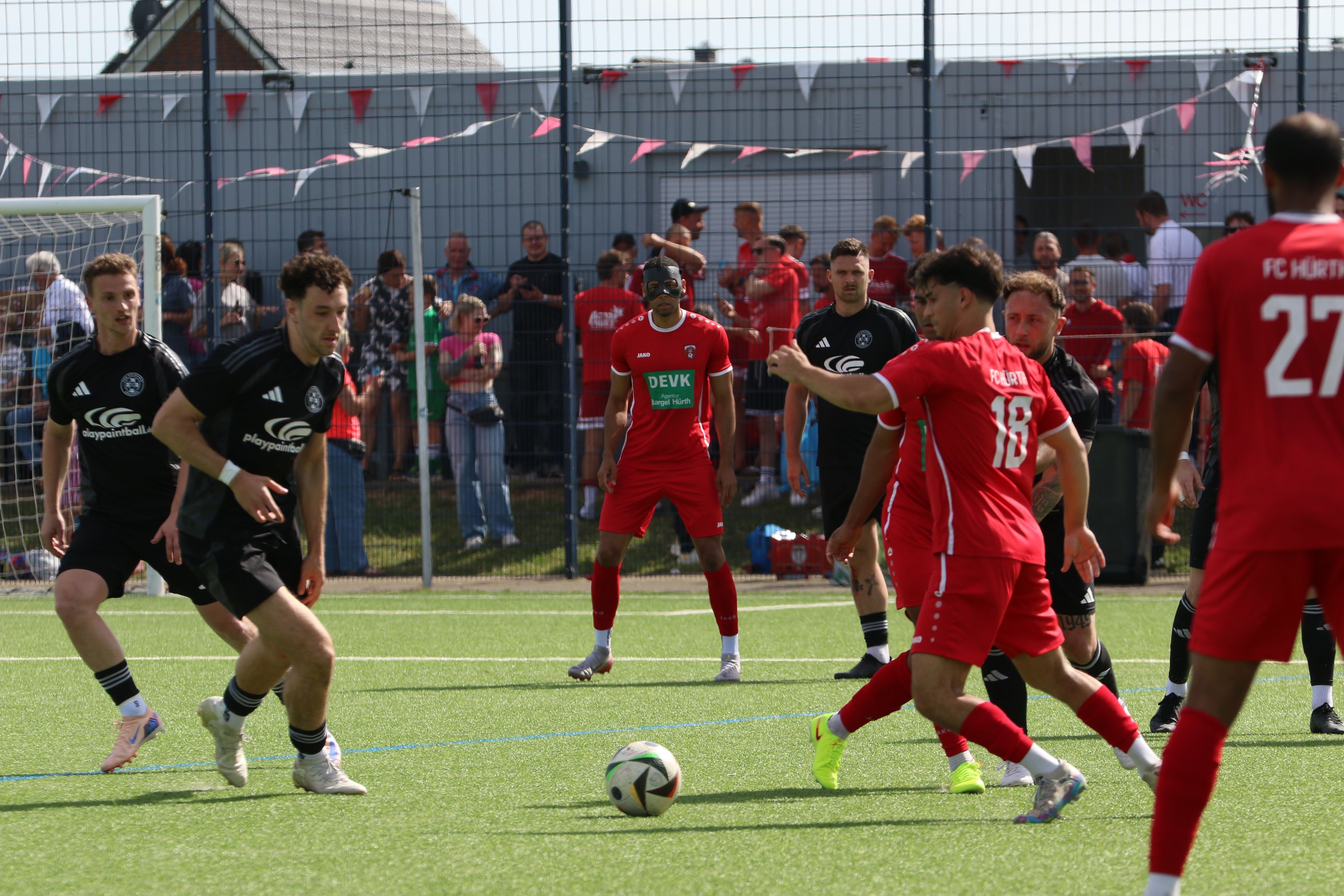 Ein Spieler von Hürth hat den Ball, sieht sich aber mehreren Spielern des TuS Zülpich entgegen.
