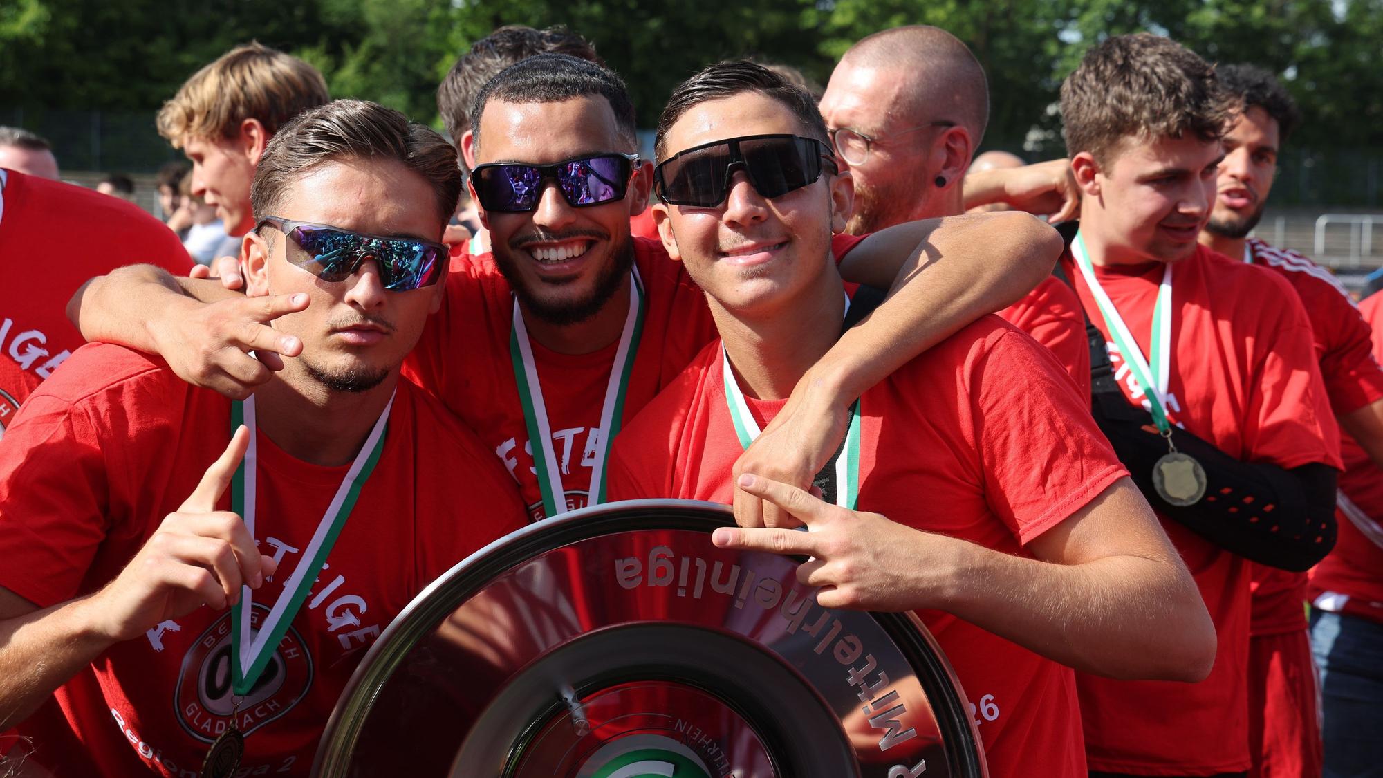 Die Spieler feiern mit Sonnenbrillen