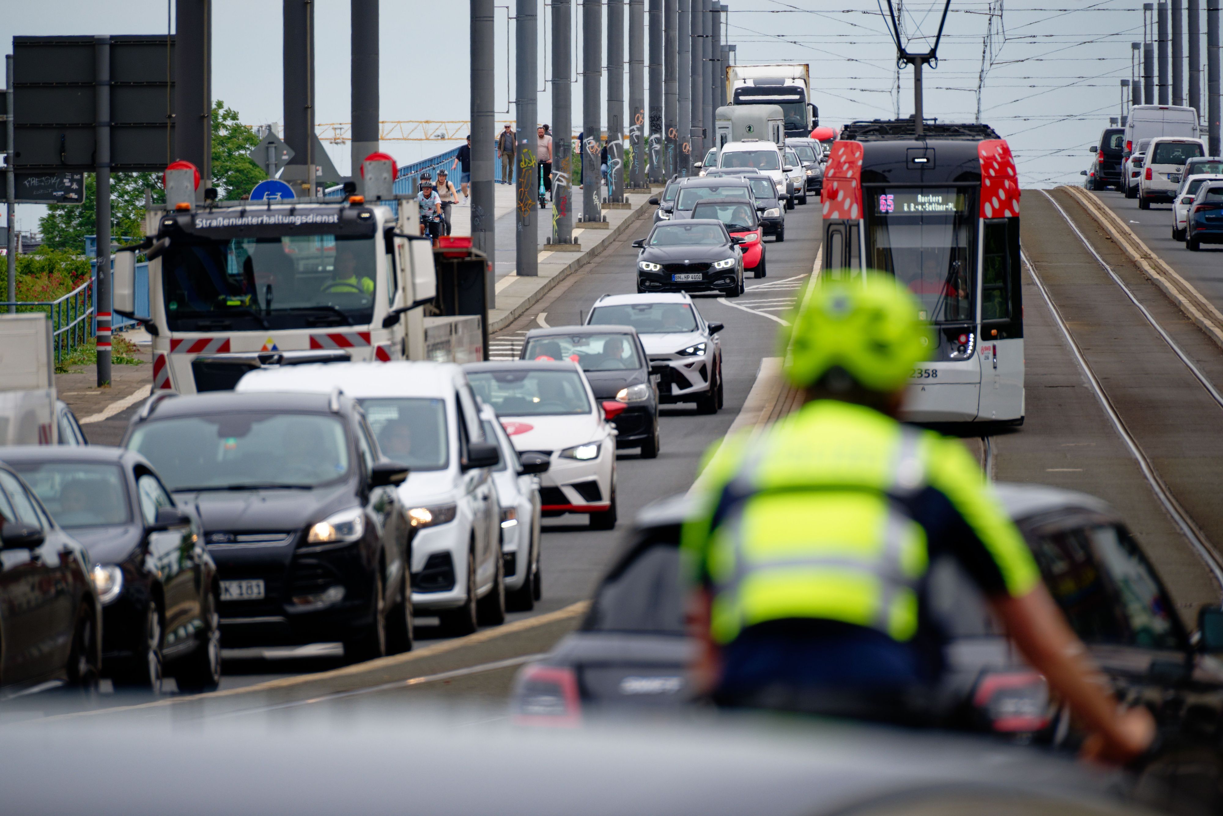 Fahrzeuge stehen auf der Kennedybrücke in der Bonner Innenstadt im Stau. Nach Sperrung der Nordbrücke verdichtet sich der Verkehr in der Innenstadt.