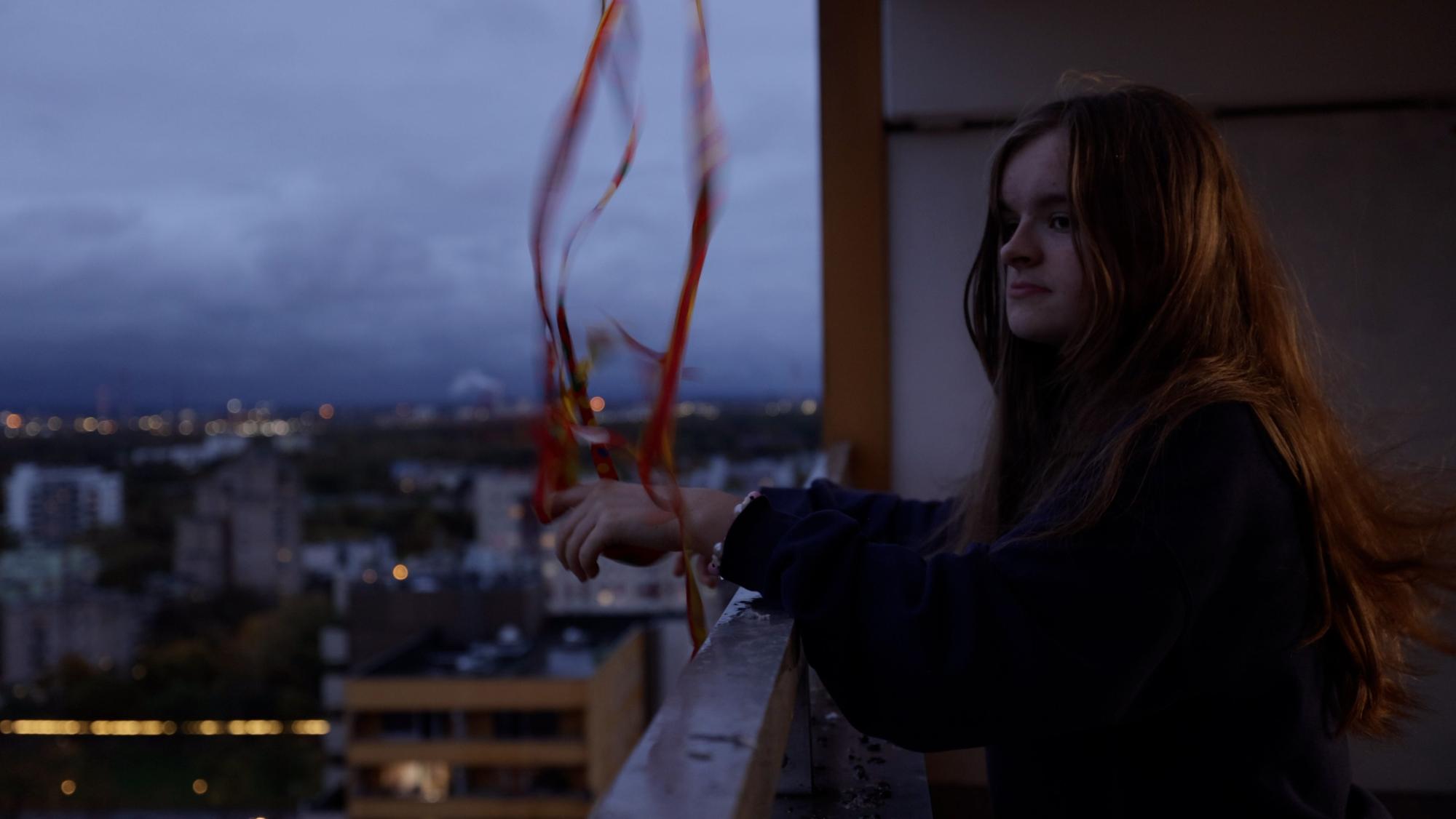 Zu sehen ist Lydia, die jugendliche Teilnehmerin der Jugendfilmakademie der OT „Die Villa“. Sie spielt in „Supernowa“ die Hauptrolle.