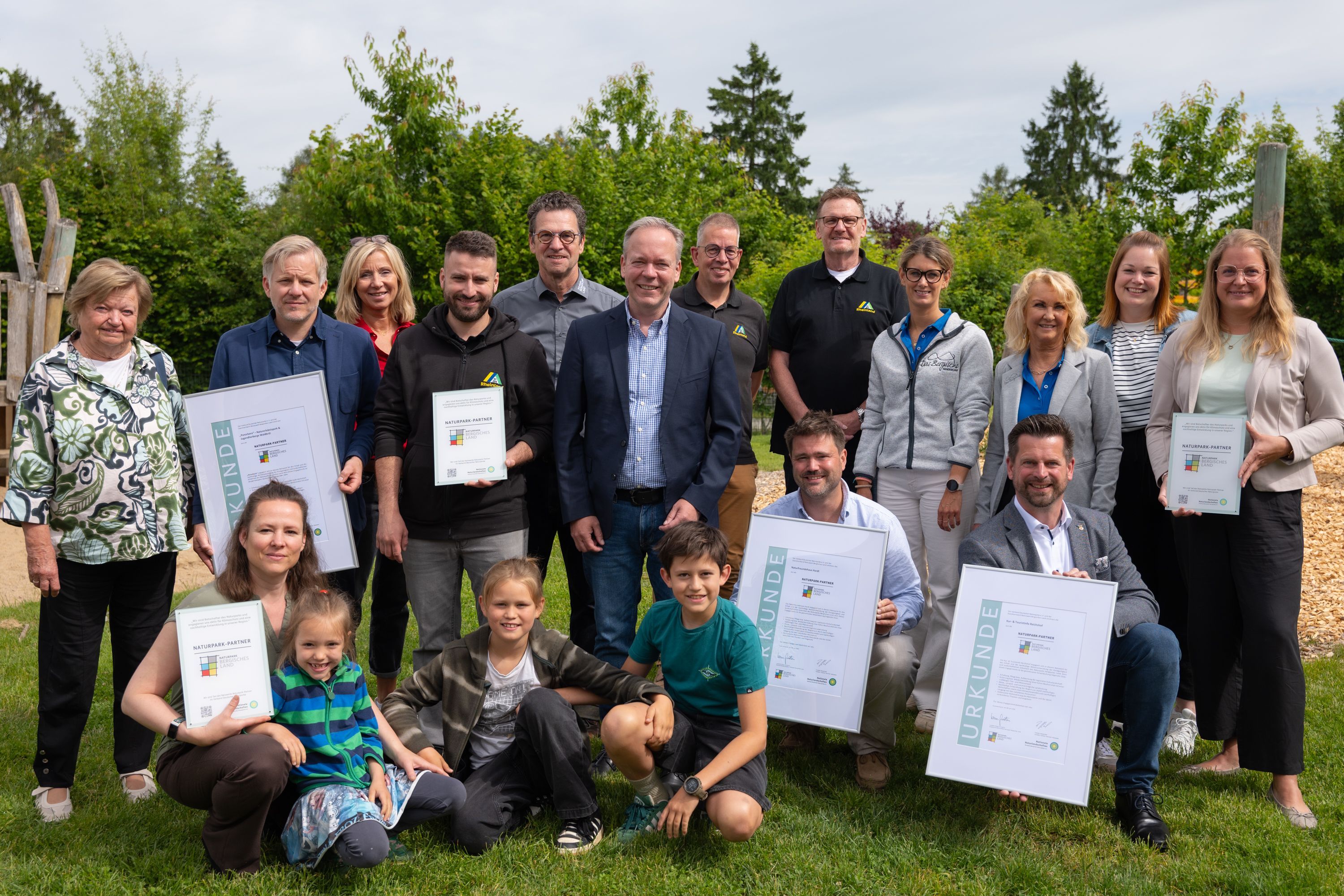Ein neues Zertifikat des Naturparks Bergisches Land weist ab sofort Institutionen als verlässliche Partner der Ausflugsregion aus. Im Waldbröler Naturerlebnispark Panarbora sind jetzt die ersten drei Zertifikate vergeben worden – an Panarbora, an die Kur- und Touristinfo der Gemeinde Reichshof sowie an das Naturfreundehaus Hardt in Bergisch Gladbach.