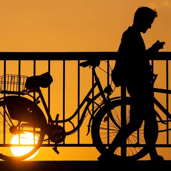 Ein Mann blickt auf sein Smartphone