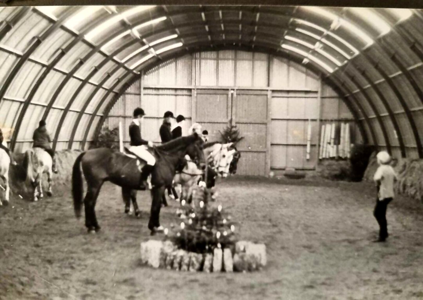 In einer Blechhalle fanden die ersten Turniere statt.