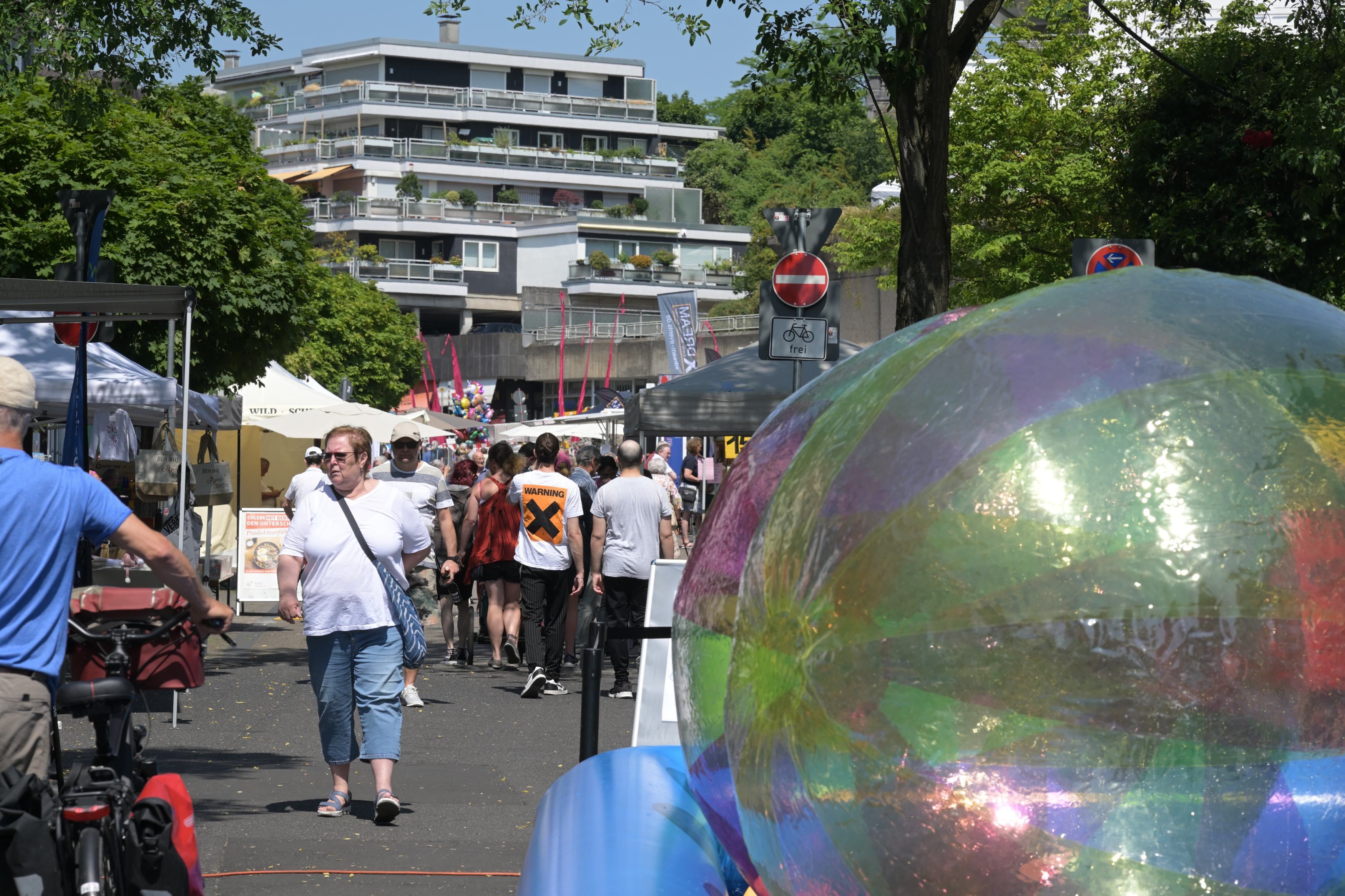 Das Foto zeigt Menschen, die beim Schlossstadtfest über die Schloßstraße flanieren
