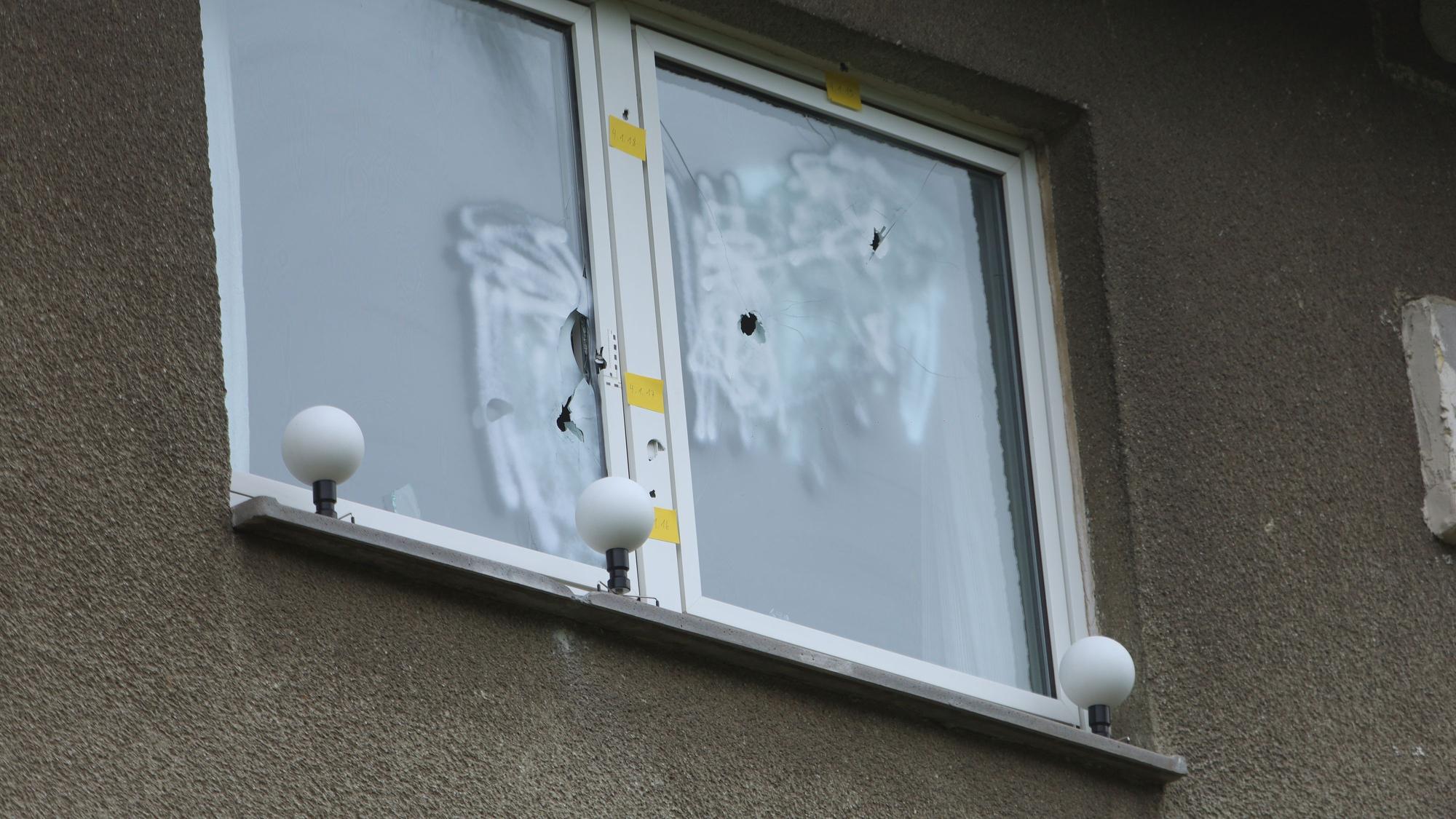 Unbekannte Täter und Täterinnen haben in der Nacht zu Montag Schüsse auf ein Mehrfamilienhaus in Bilderstöckchen abgegeben.