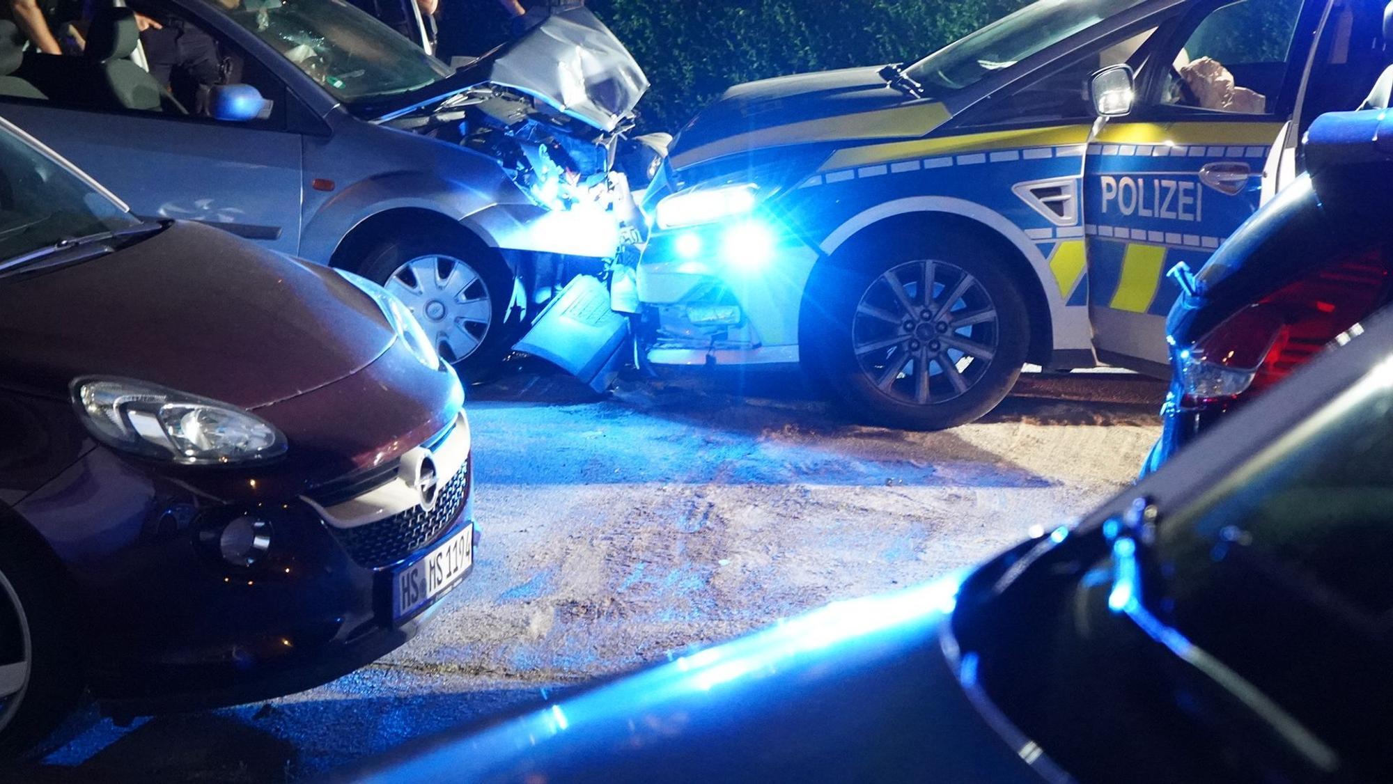 Nach einer Verfolgungsjagd in Aachen im Mai dieses Jahres ist der flüchtende Autofahrer frontal mit einem Streifenwagen der Polizei zusammengestoßen.