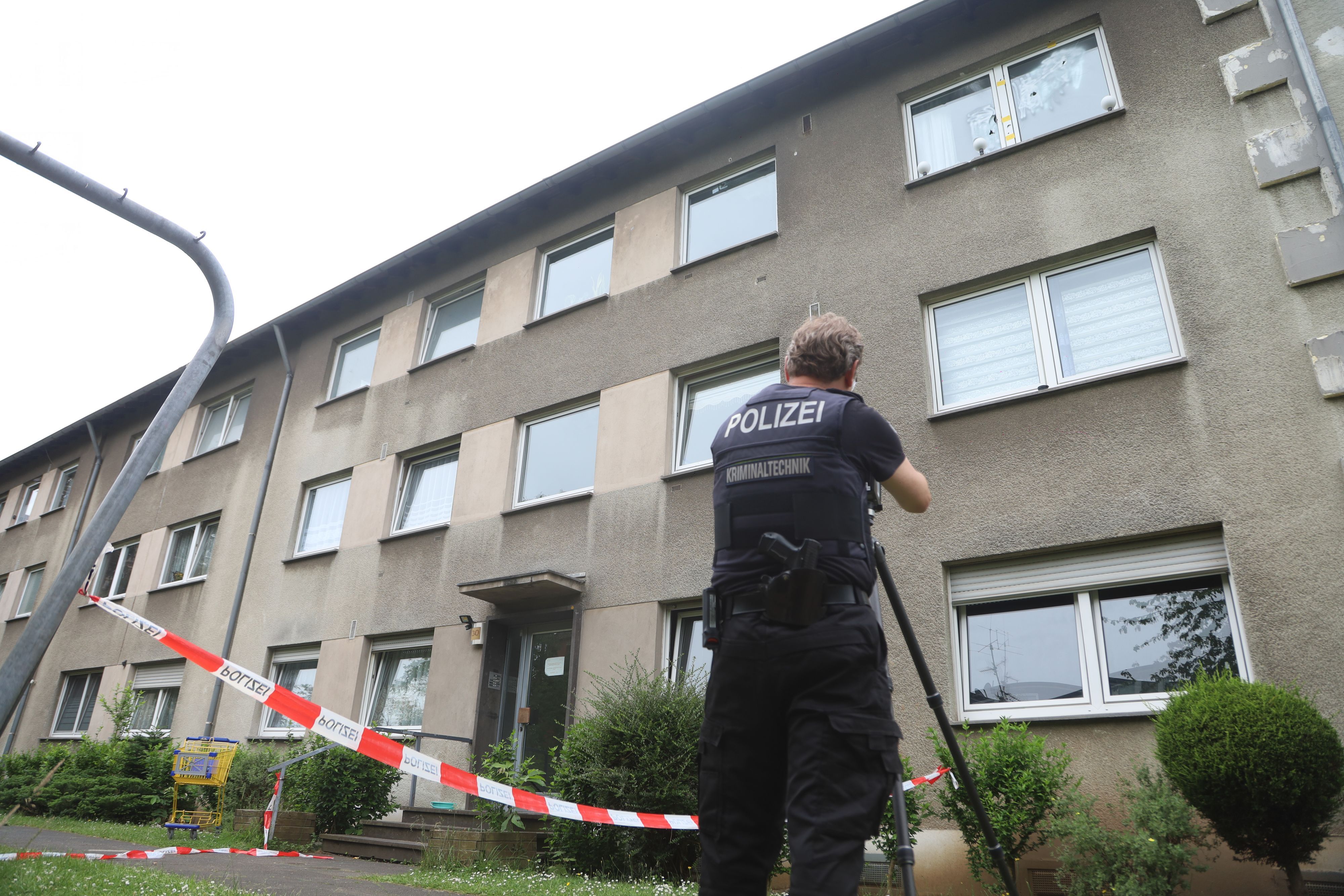 Beamte der Polizei ermitteln am Tatort in Köln-Bilderstöckchen.