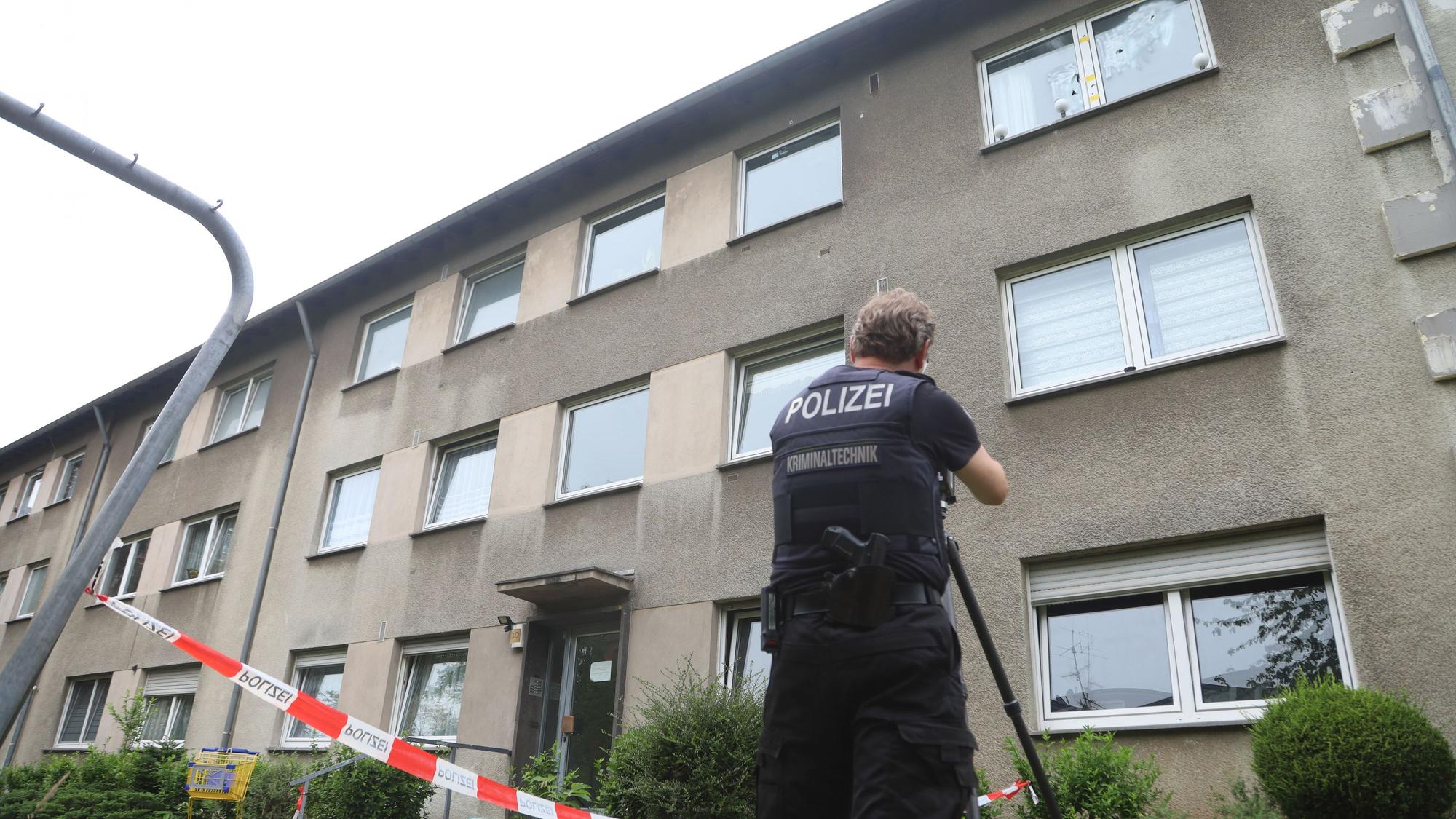 Beamte der Polizei ermitteln am Tatort in Köln-Bilderstöckchen.