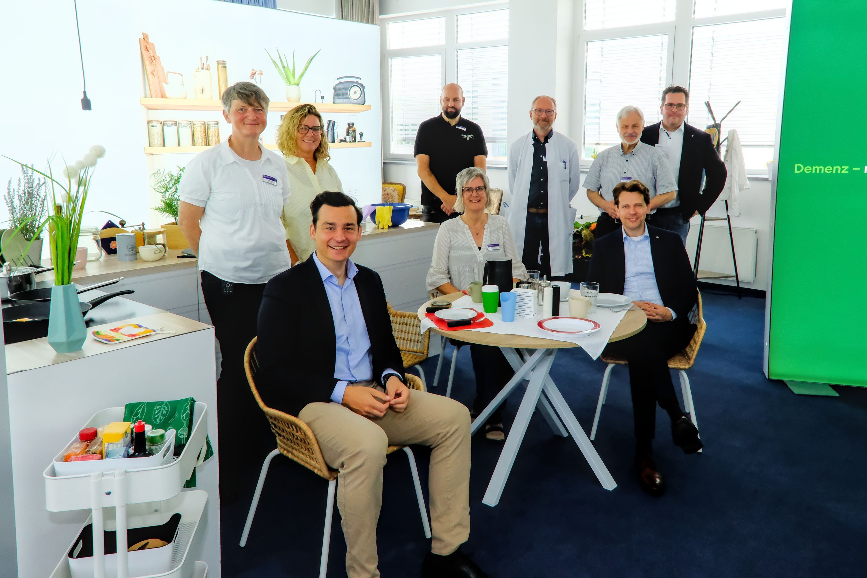Bürgermeister Marcel Kreutz und Landrat Arne von Boetticher mit anderen Teilnehmern der Demenzwochen.