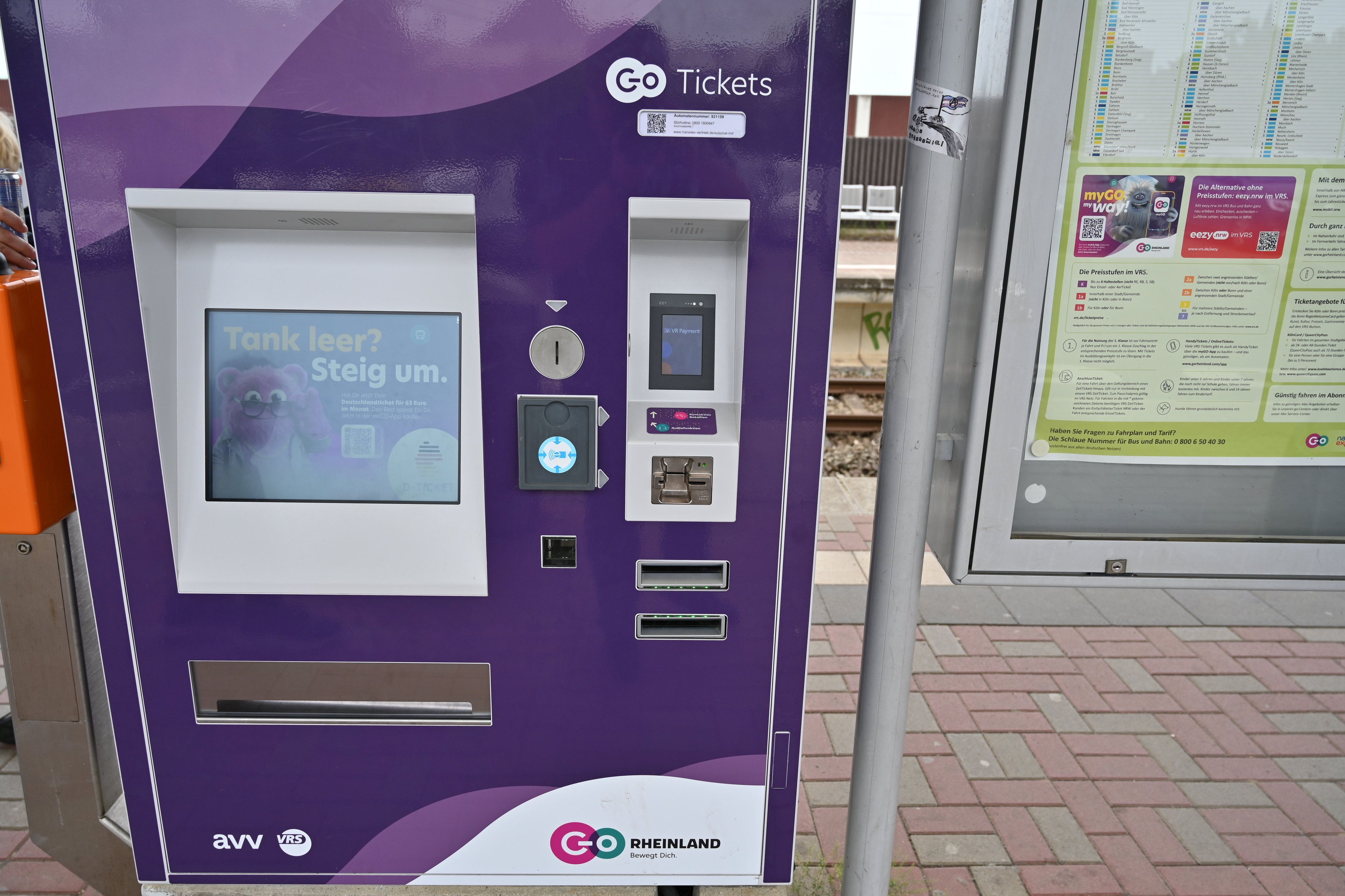 Das Foto zeigt einen Fahrkartenautomaten.