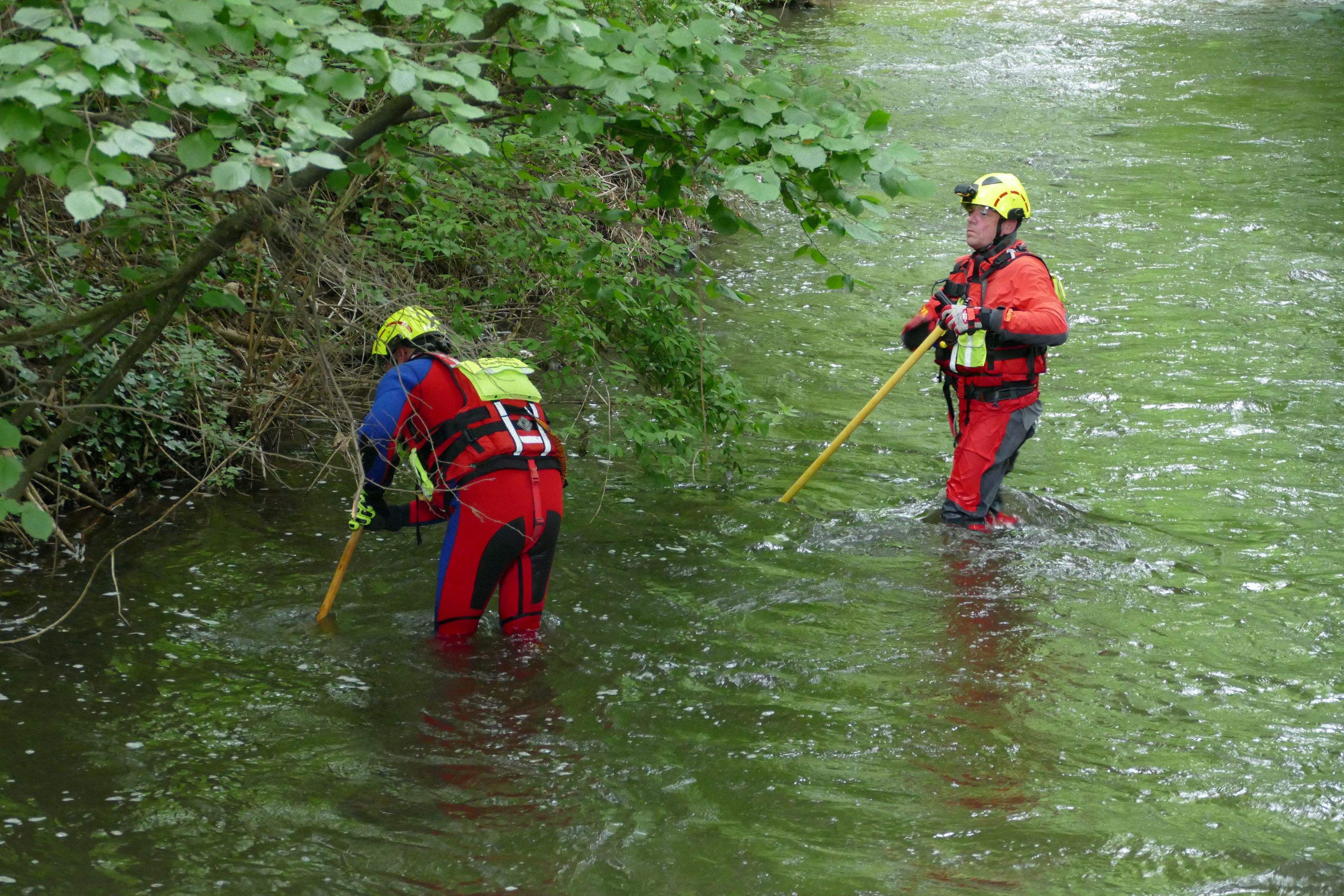 Strömungsretter der Feuerwehr suchen im Mühlengraben nach der fehlenden Hänsel-Figur.