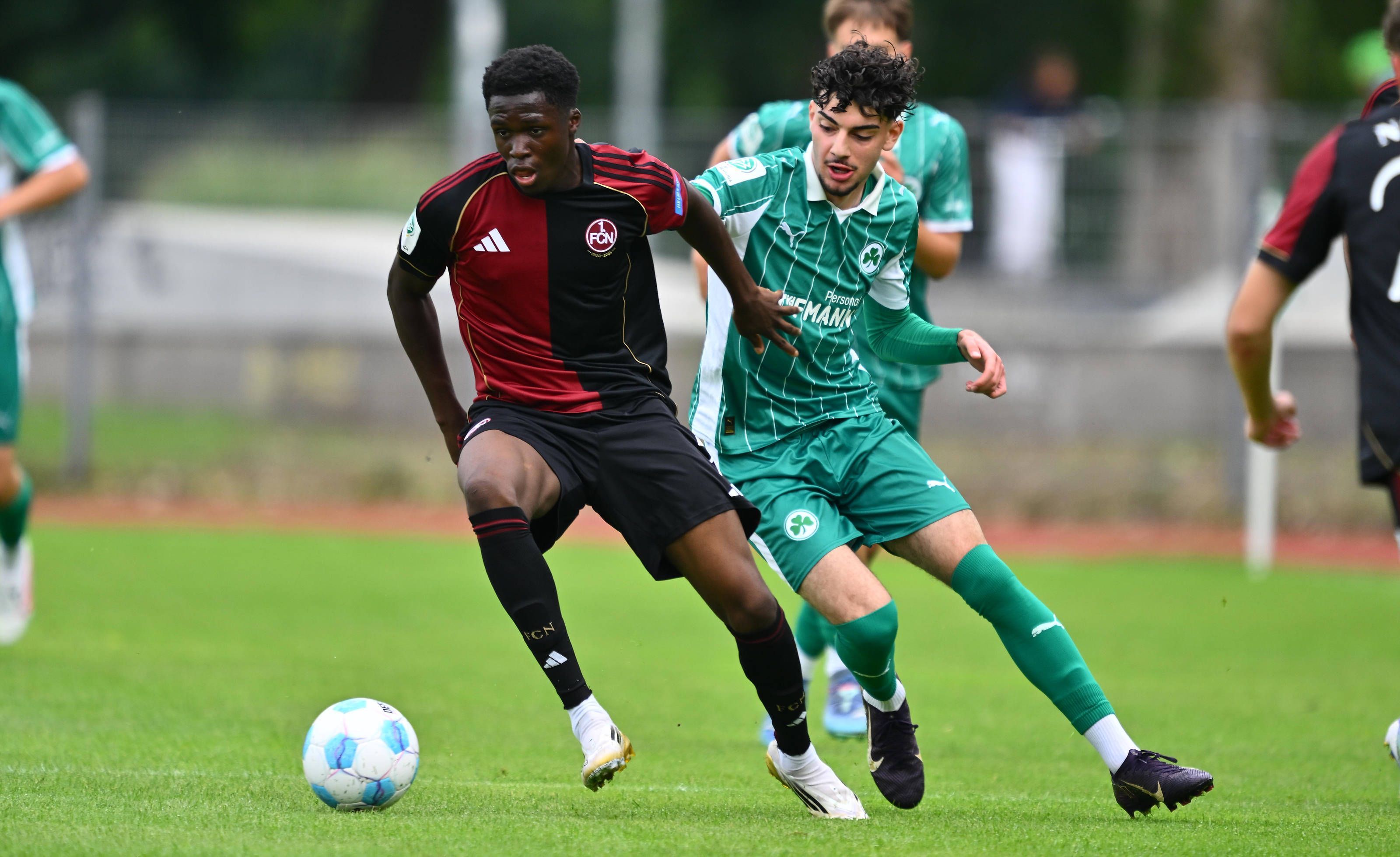 David Okpodu (l., 1. FC Nürnberg) in der U19-Liga gegen Fadl Kamal (SpVgg Greuther Fürth).