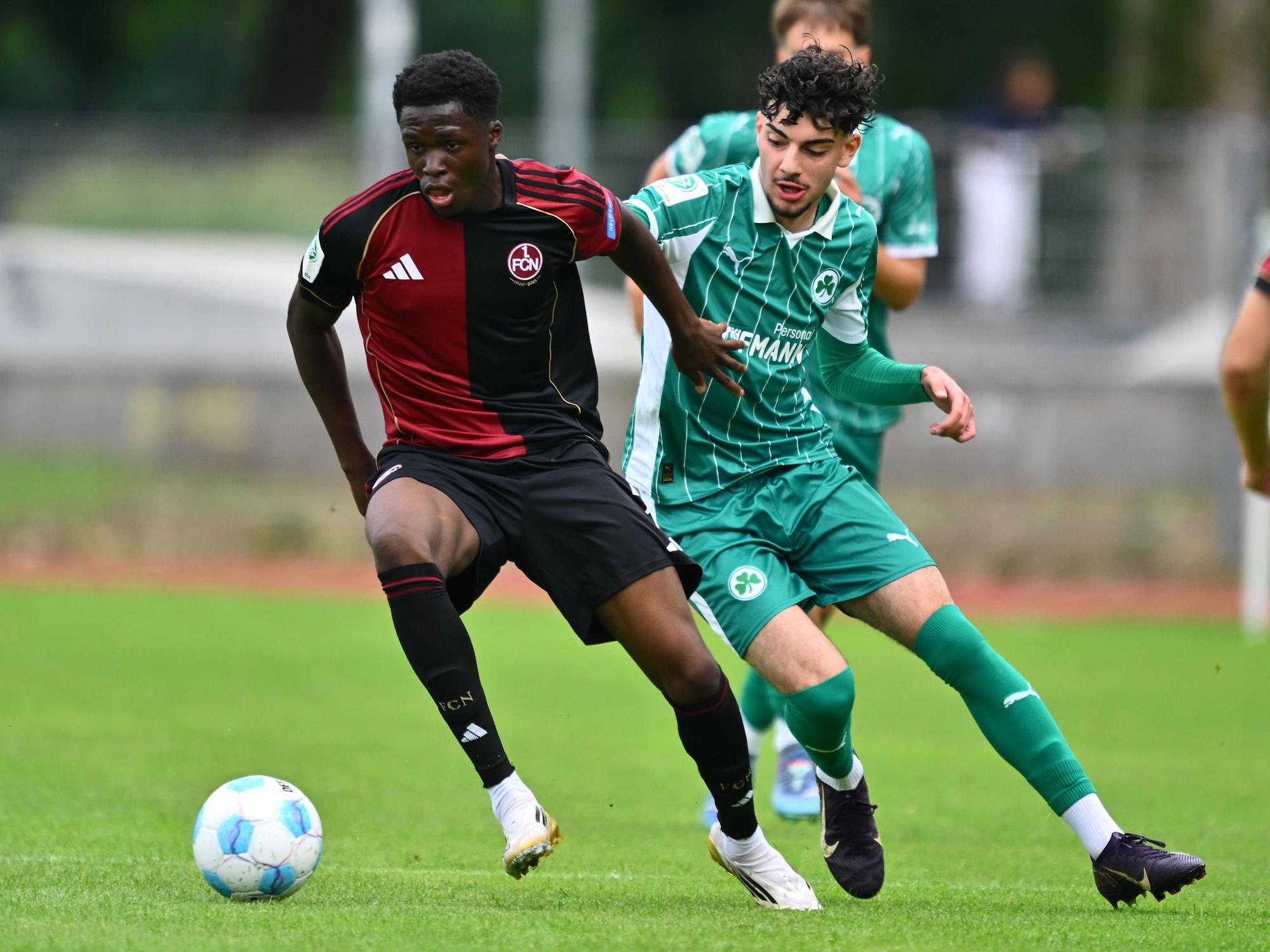 David Okpodu (l., 1. FC Nürnberg) in der U19-Liga gegen Fadl Kamal (SpVgg Greuther Fürth).